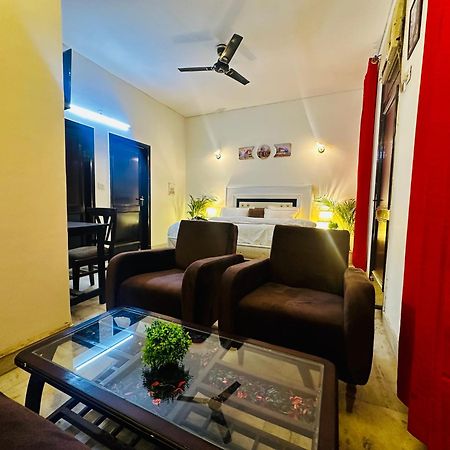 Hotel The White Scent-Near Noida Sector 18 Metro Esterno foto
