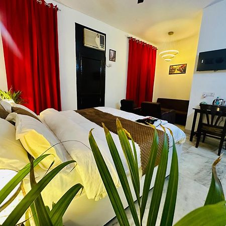 Hotel The White Scent-Near Noida Sector 18 Metro Esterno foto
