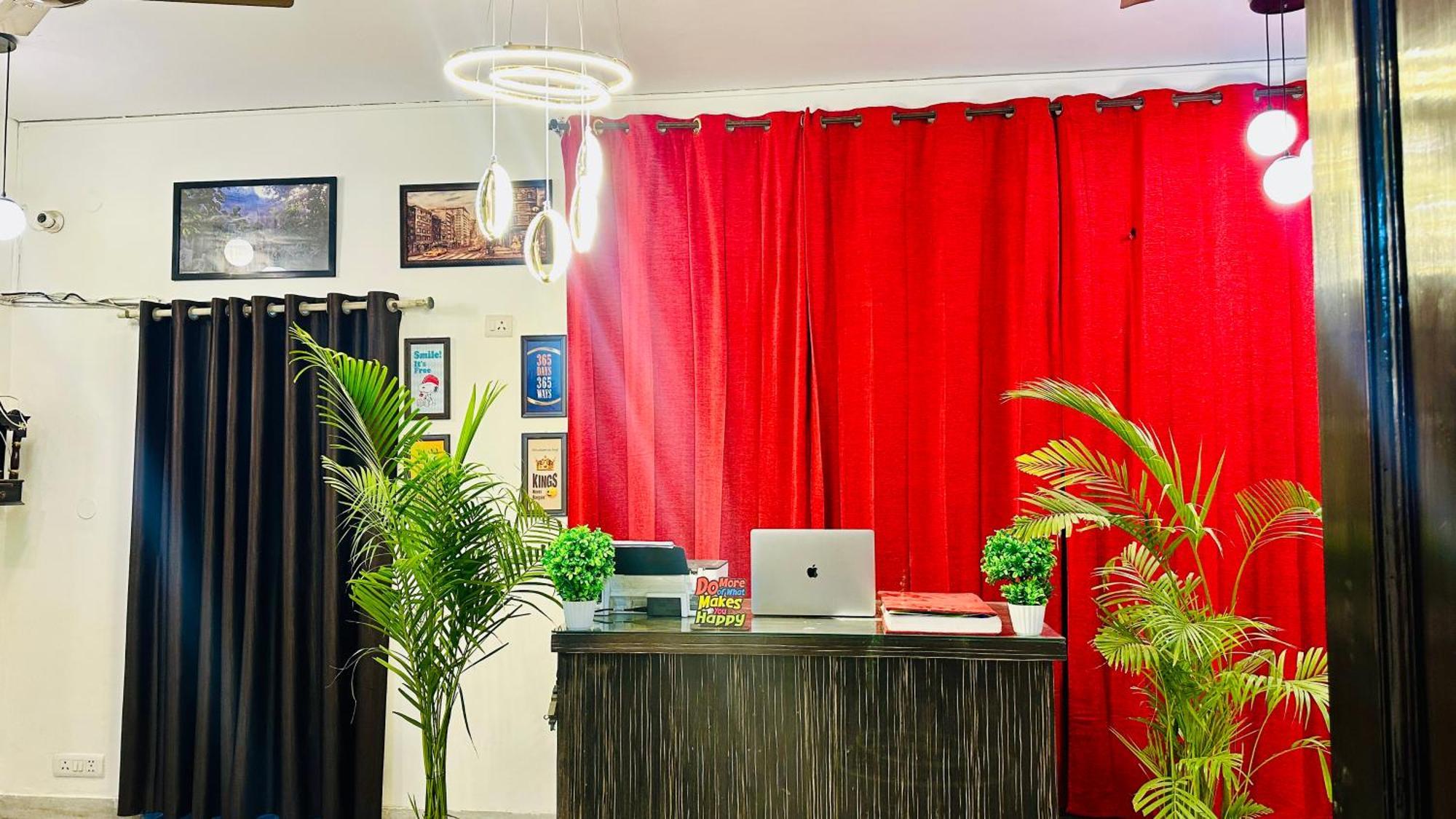 Hotel The White Scent-Near Noida Sector 18 Metro Esterno foto