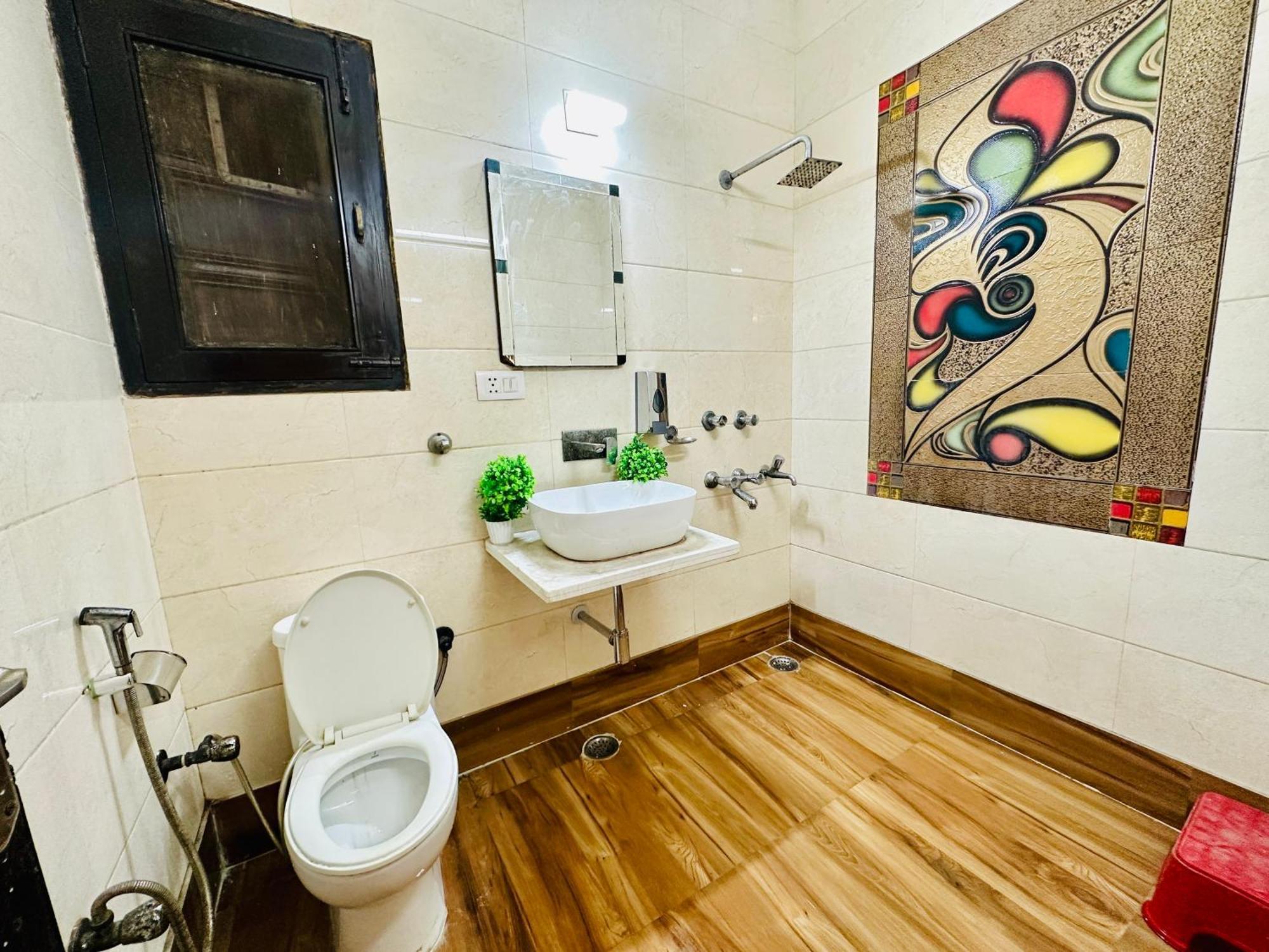 Hotel The White Scent-Near Noida Sector 18 Metro Esterno foto