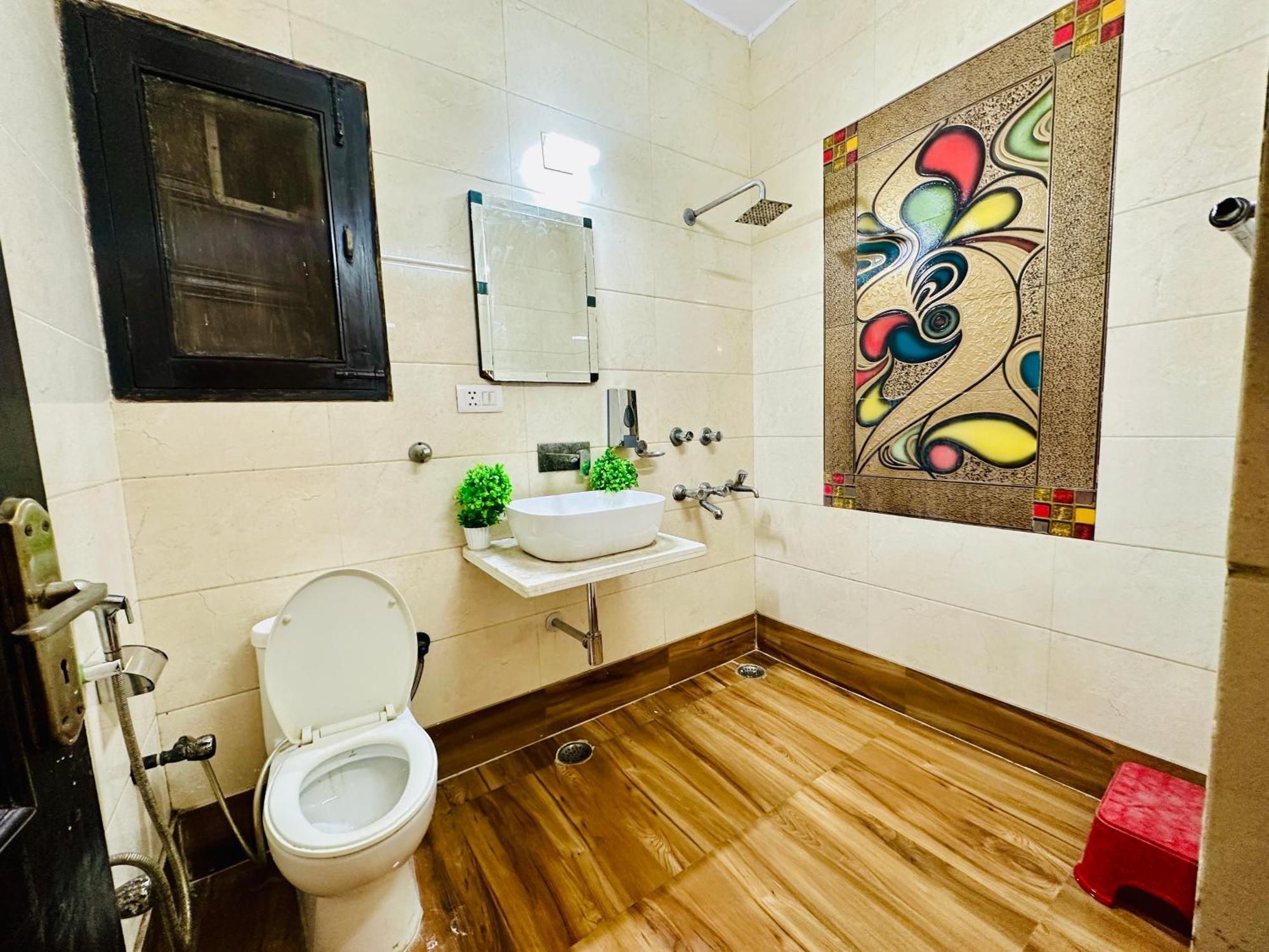 Hotel The White Scent-Near Noida Sector 18 Metro Esterno foto