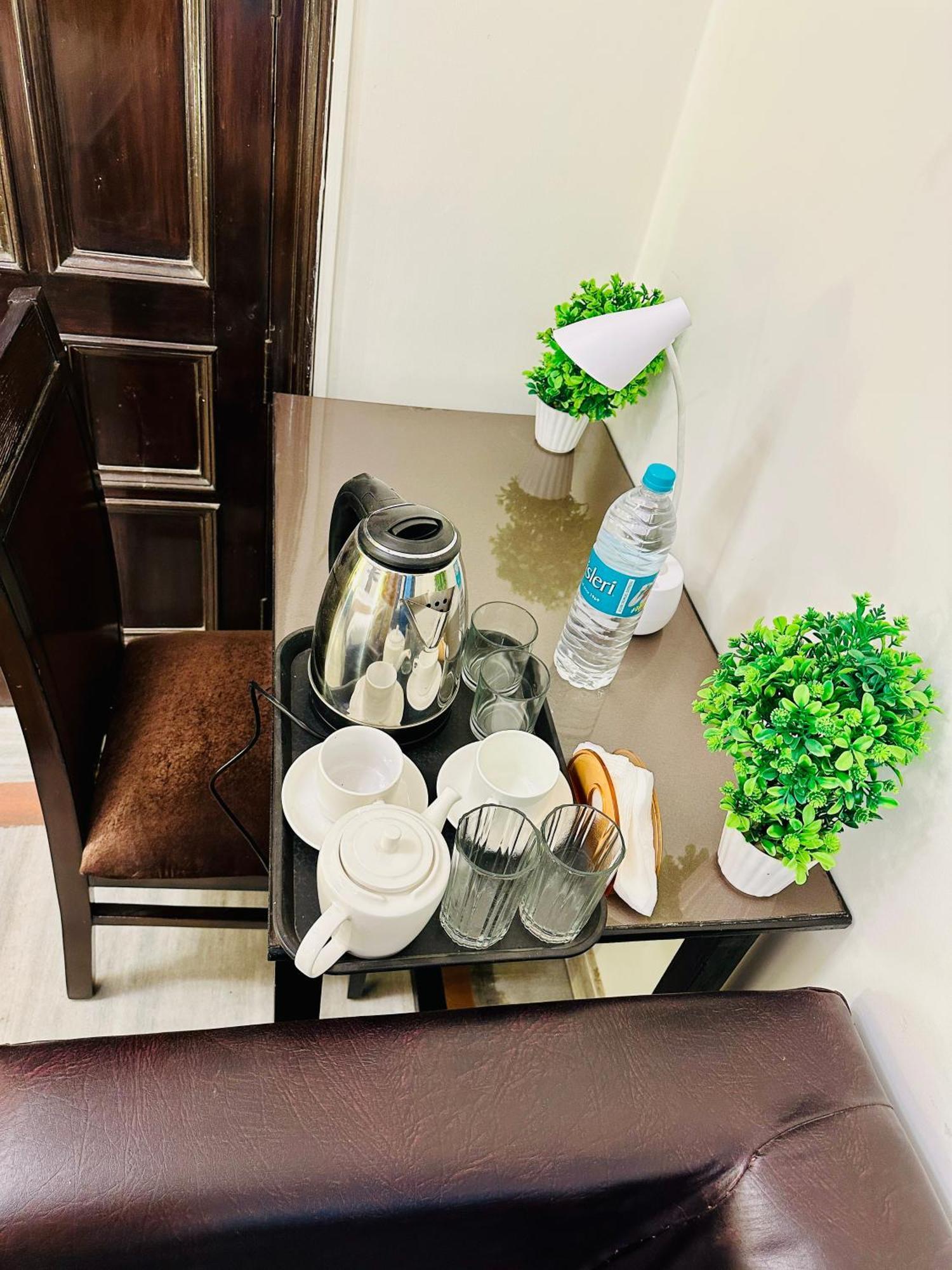 Hotel The White Scent-Near Noida Sector 18 Metro Esterno foto