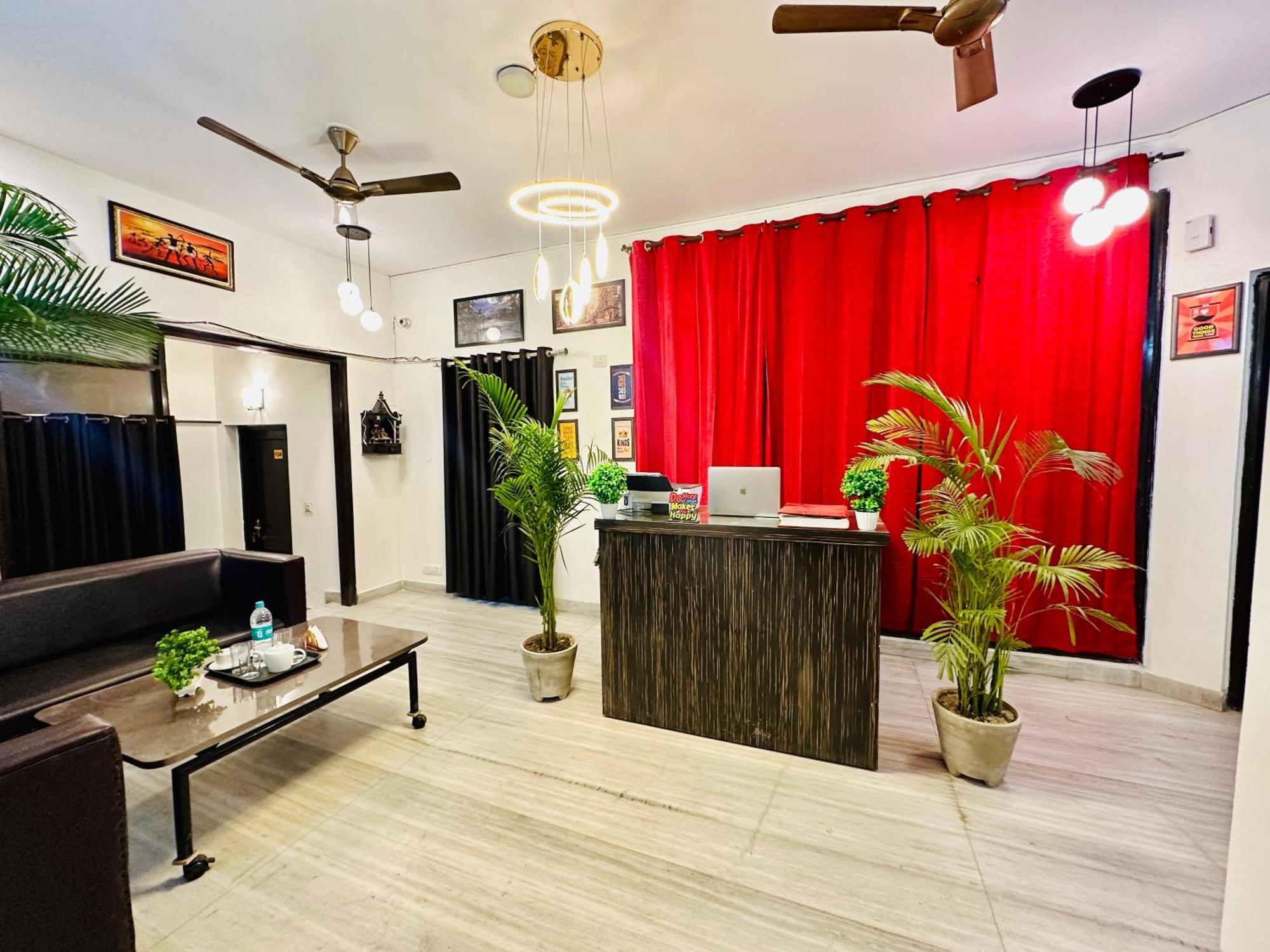 Hotel The White Scent-Near Noida Sector 18 Metro Esterno foto