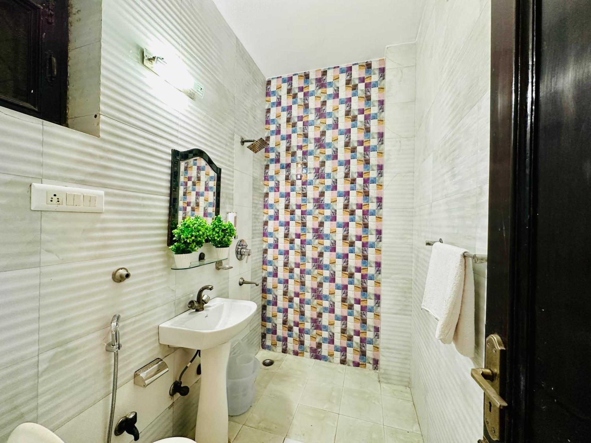 Hotel The White Scent-Near Noida Sector 18 Metro Esterno foto