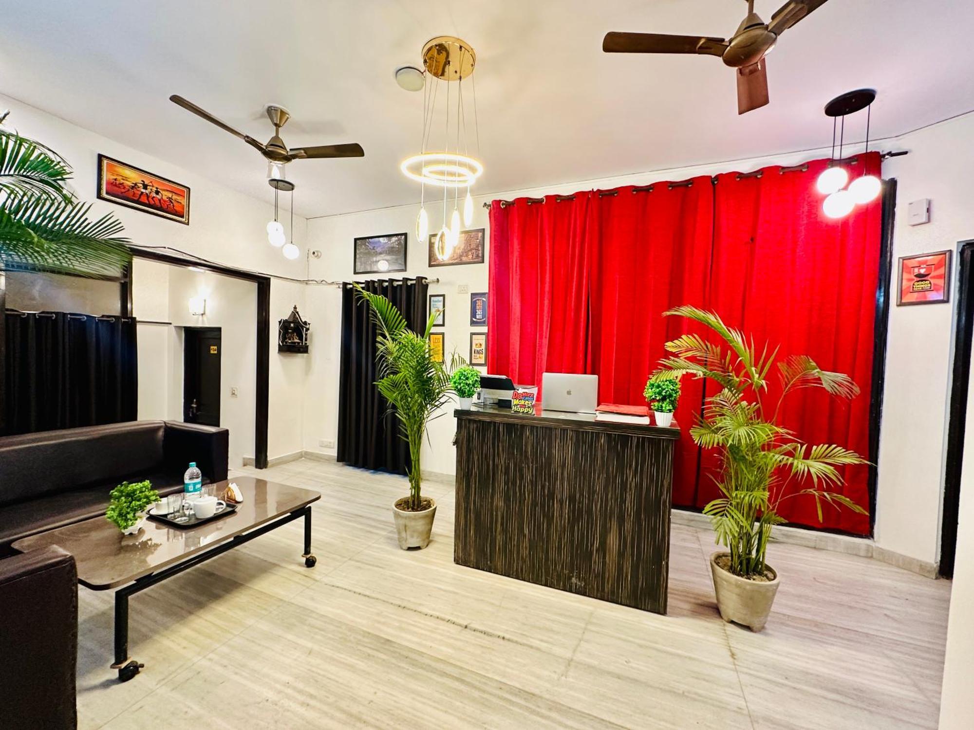Hotel The White Scent-Near Noida Sector 18 Metro Esterno foto