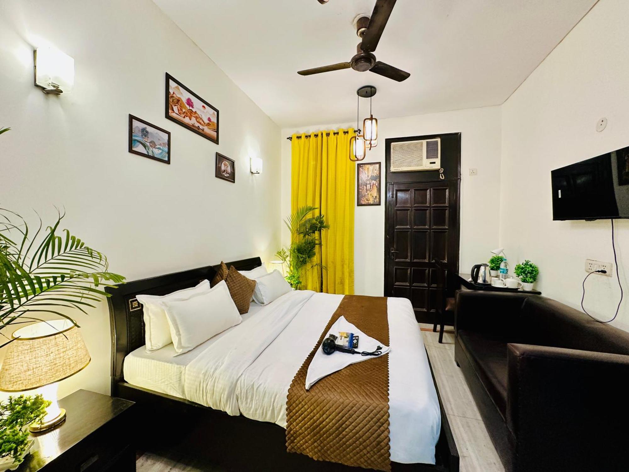Hotel The White Scent-Near Noida Sector 18 Metro Esterno foto