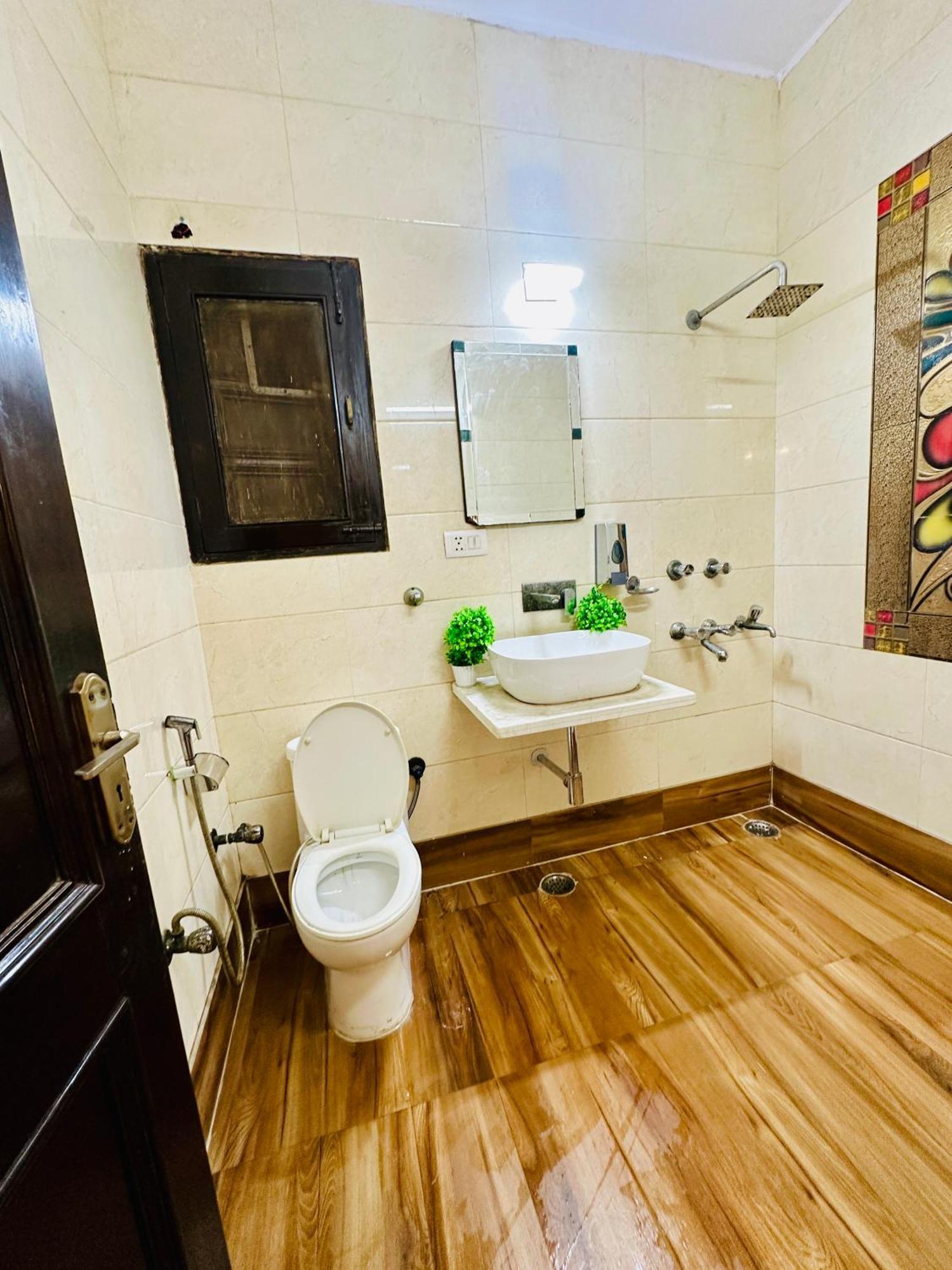 Hotel The White Scent-Near Noida Sector 18 Metro Esterno foto