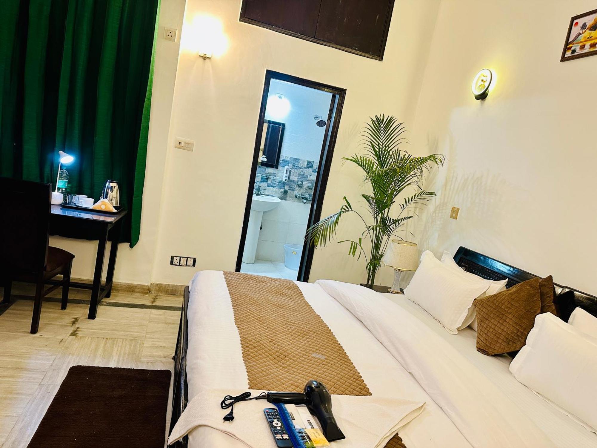 Hotel The White Scent-Near Noida Sector 18 Metro Esterno foto