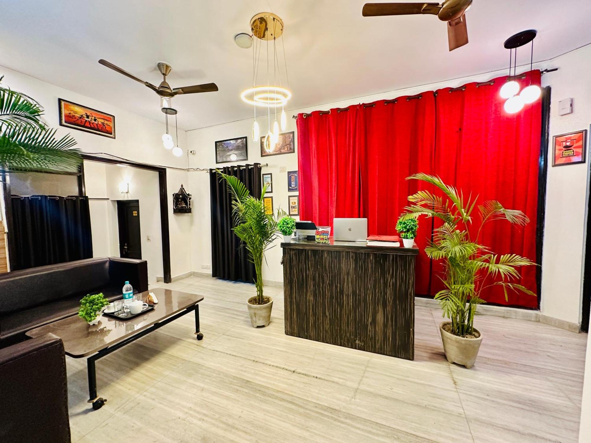 Hotel The White Scent-Near Noida Sector 18 Metro Esterno foto
