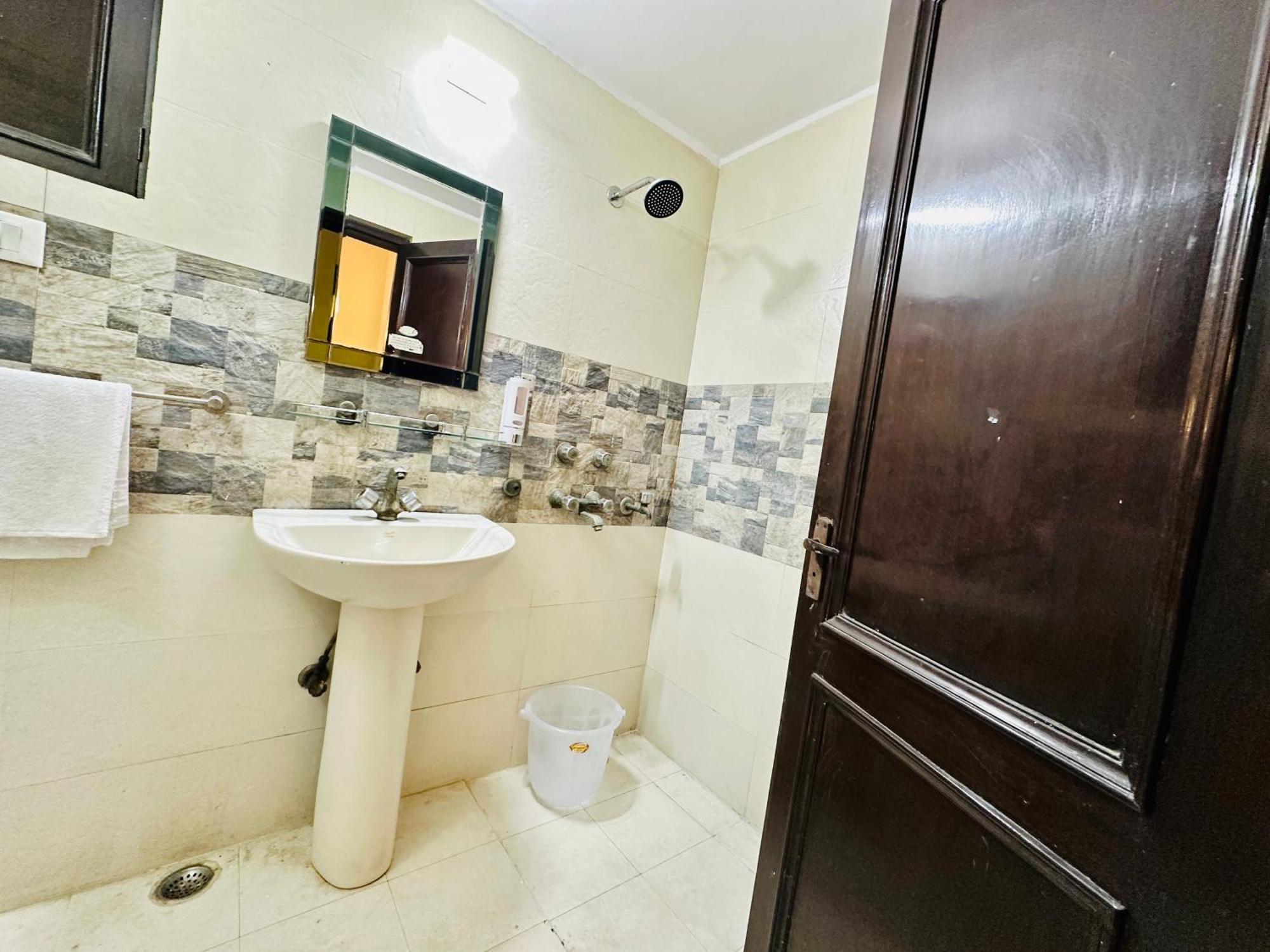 Hotel The White Scent-Near Noida Sector 18 Metro Esterno foto