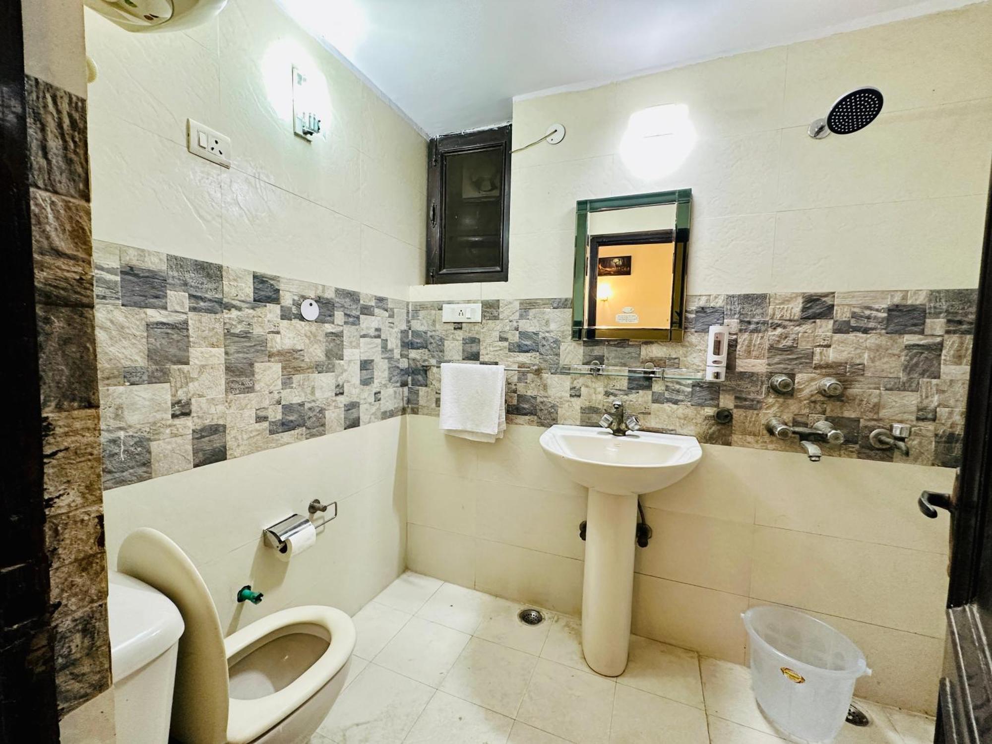 Hotel The White Scent-Near Noida Sector 18 Metro Esterno foto