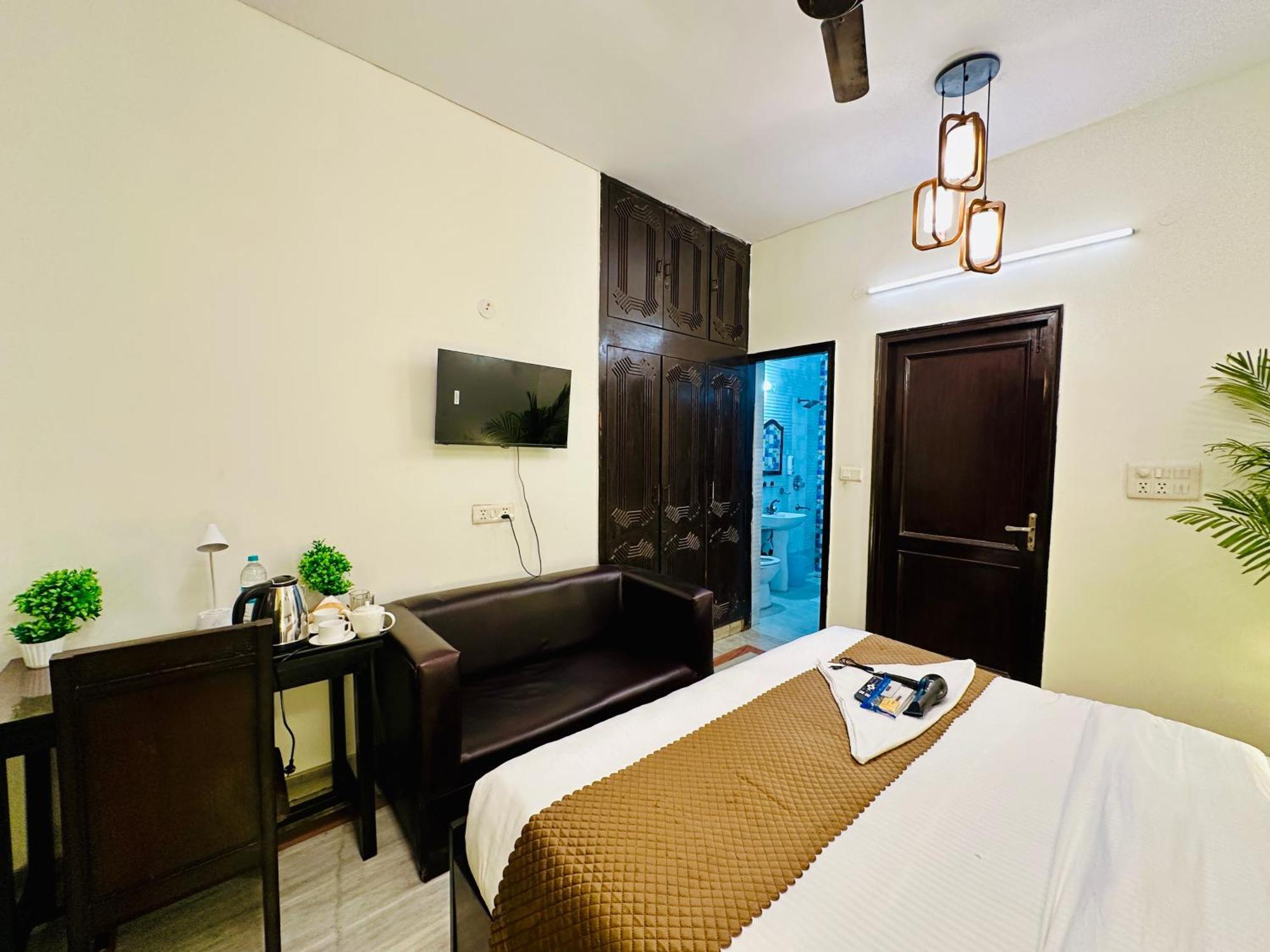 Hotel The White Scent-Near Noida Sector 18 Metro Esterno foto