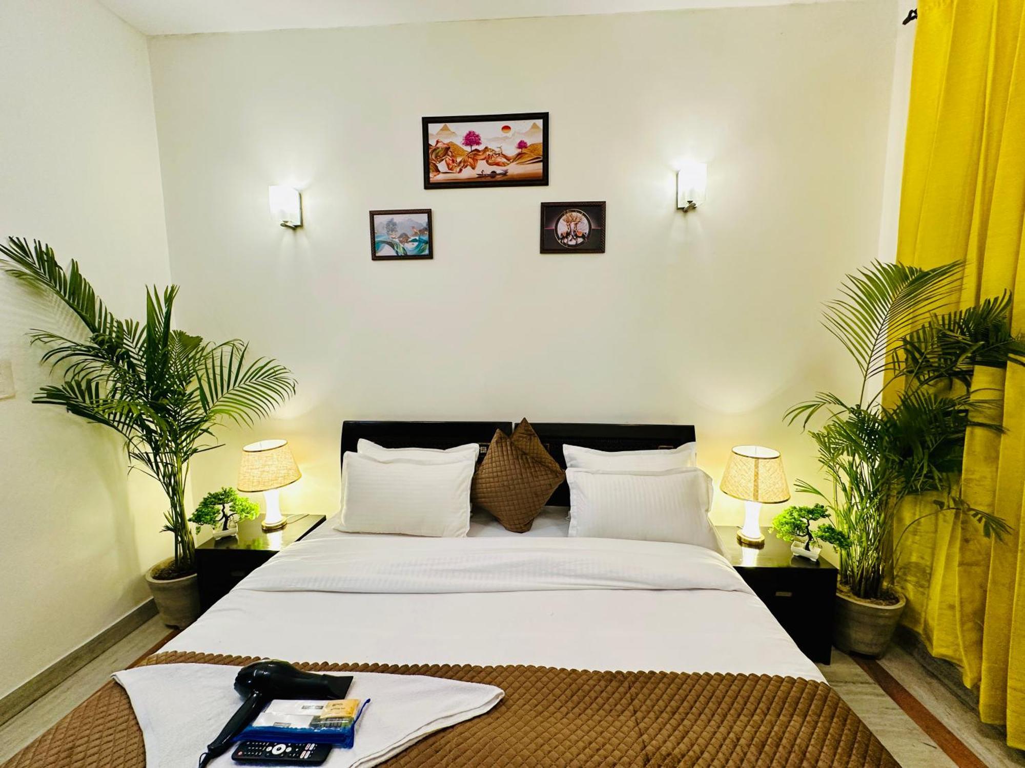 Hotel The White Scent-Near Noida Sector 18 Metro Esterno foto