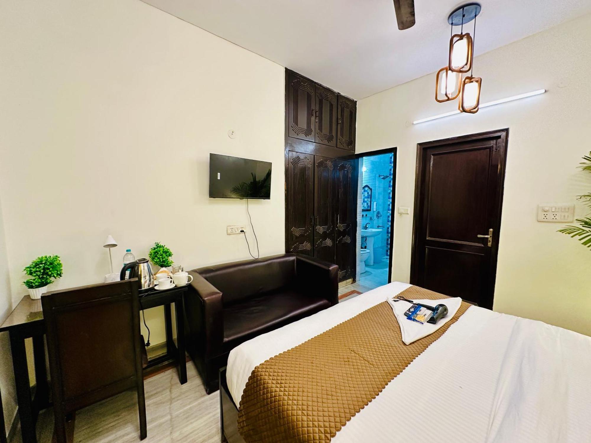 Hotel The White Scent-Near Noida Sector 18 Metro Esterno foto