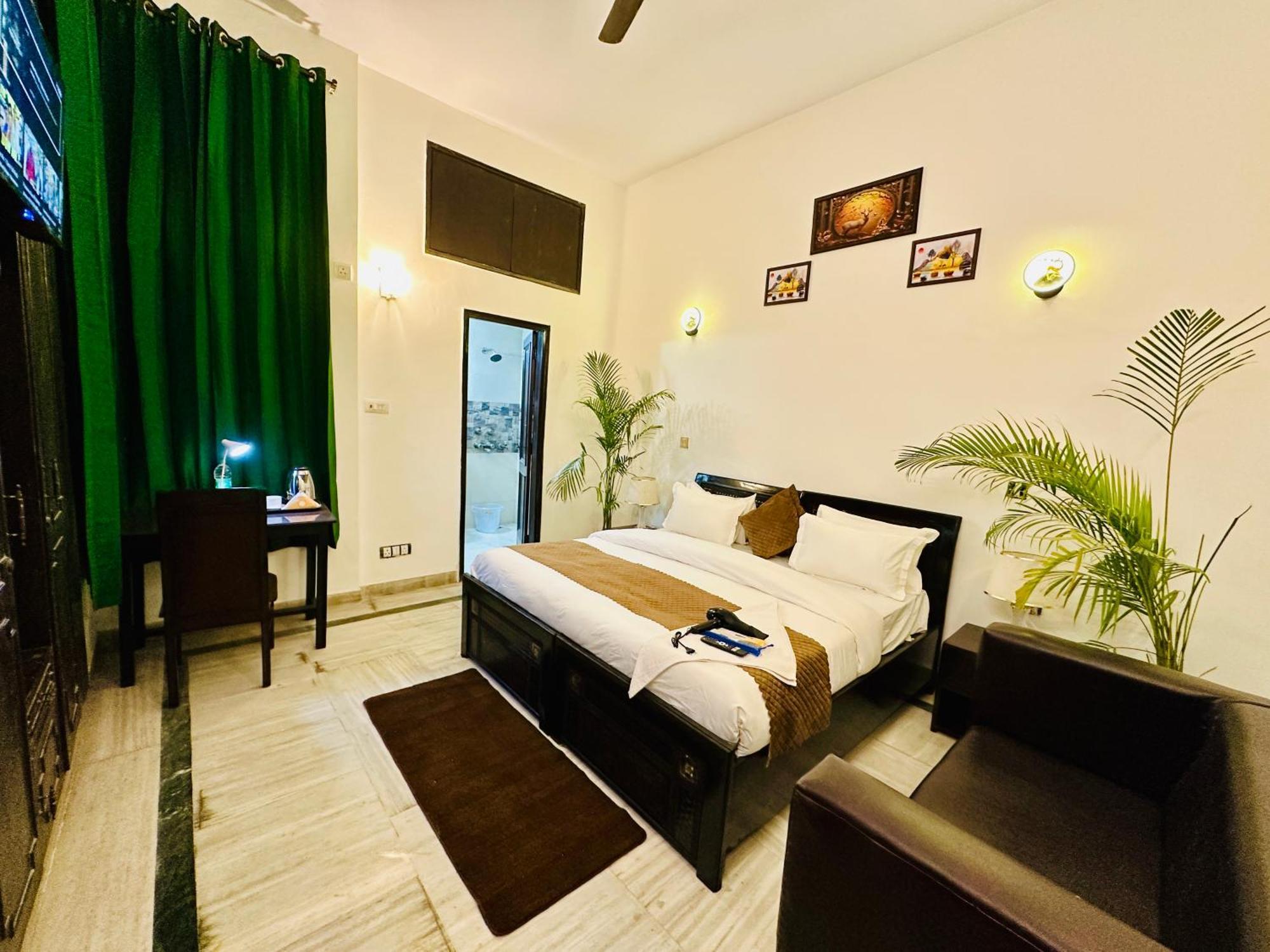 Hotel The White Scent-Near Noida Sector 18 Metro Esterno foto