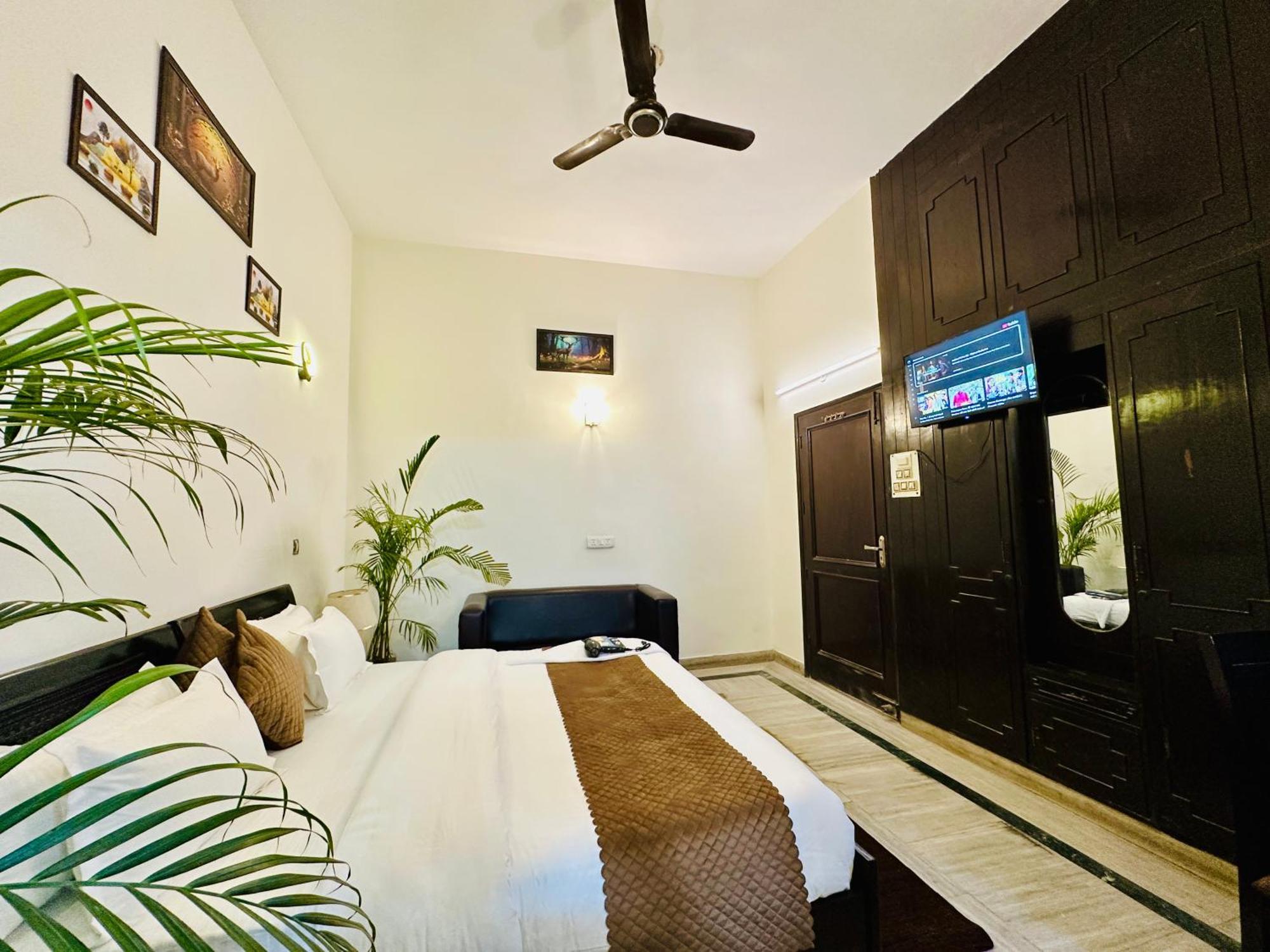 Hotel The White Scent-Near Noida Sector 18 Metro Esterno foto