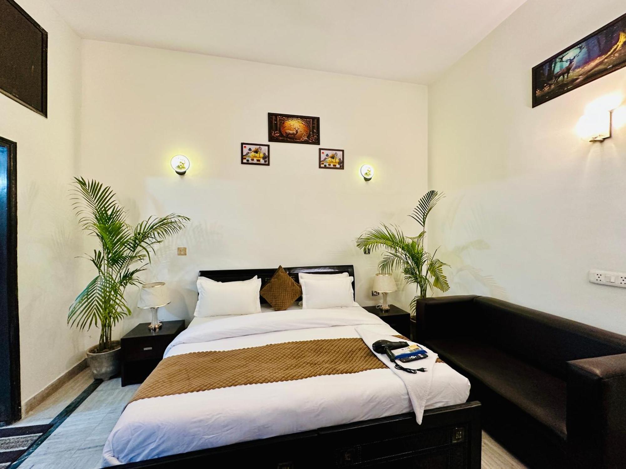 Hotel The White Scent-Near Noida Sector 18 Metro Esterno foto