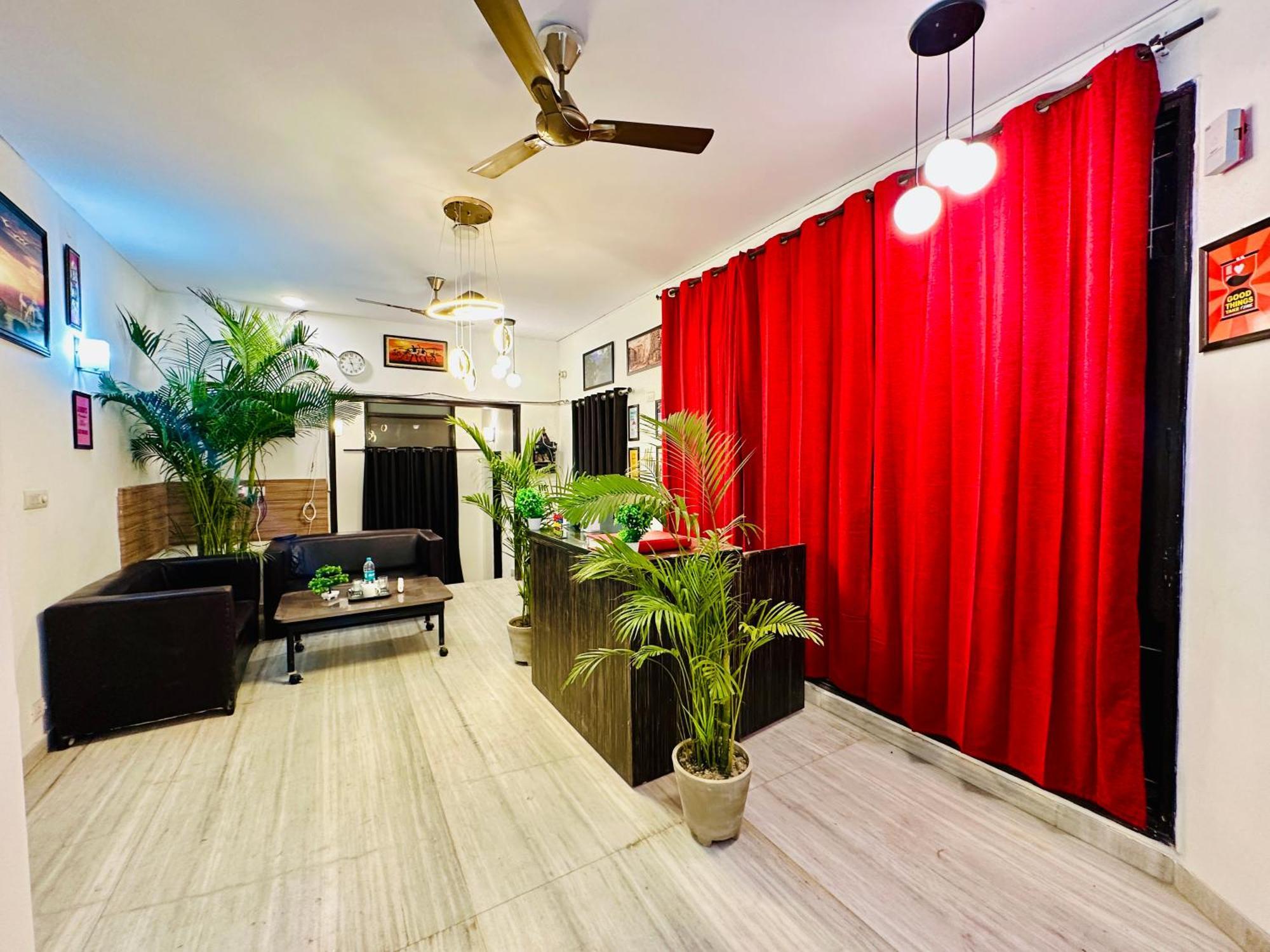 Hotel The White Scent-Near Noida Sector 18 Metro Esterno foto