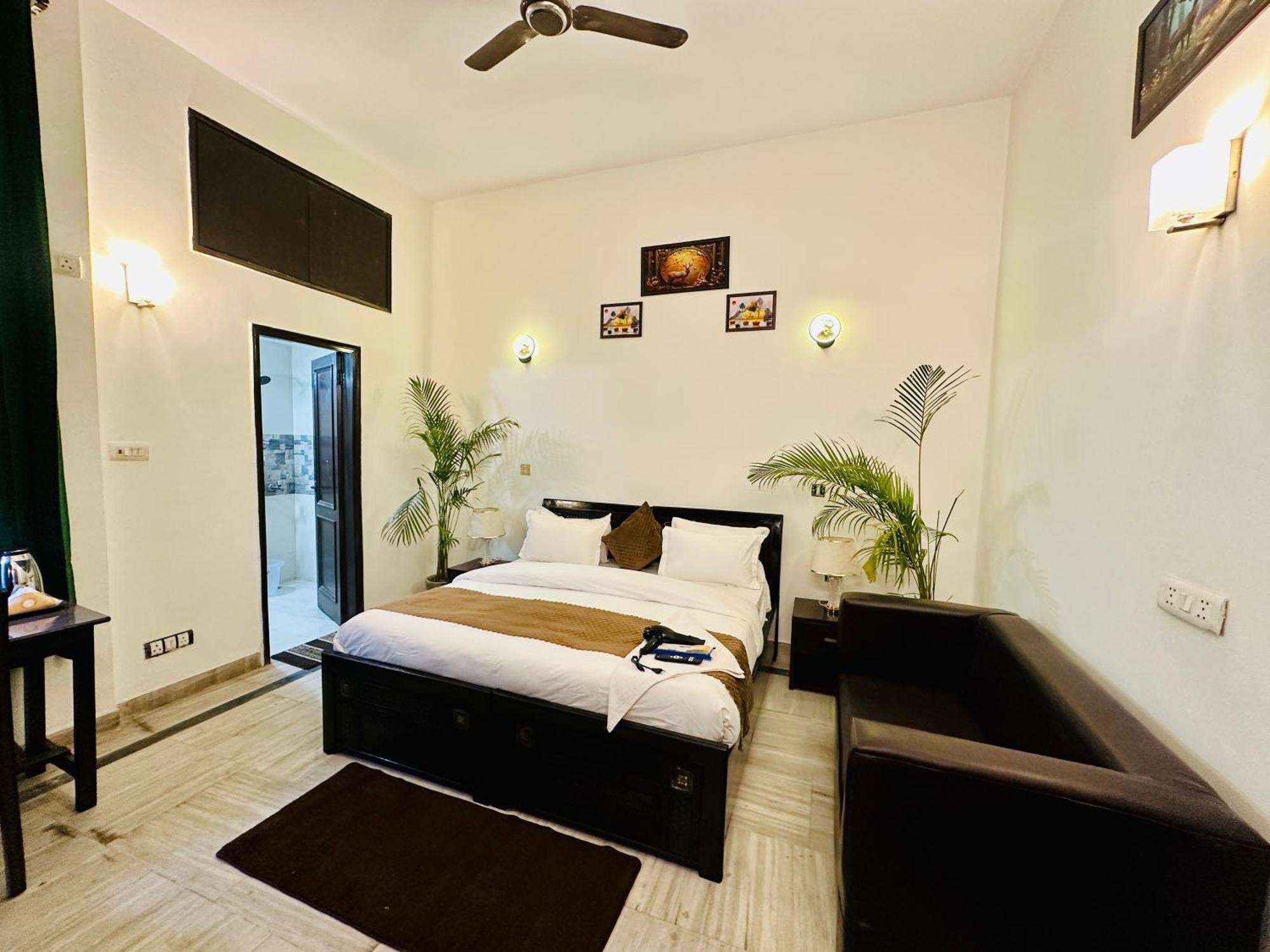Hotel The White Scent-Near Noida Sector 18 Metro Esterno foto