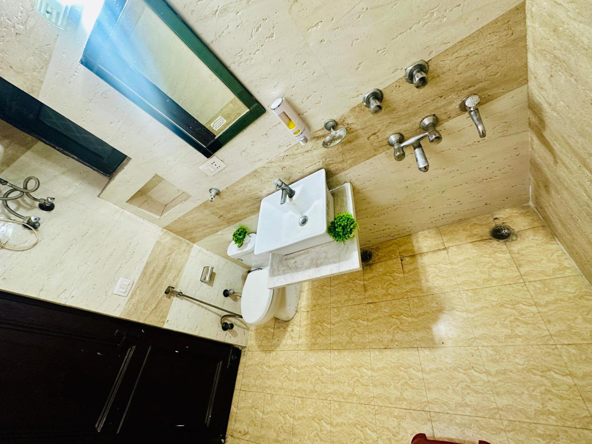 Hotel The White Scent-Near Noida Sector 18 Metro Esterno foto