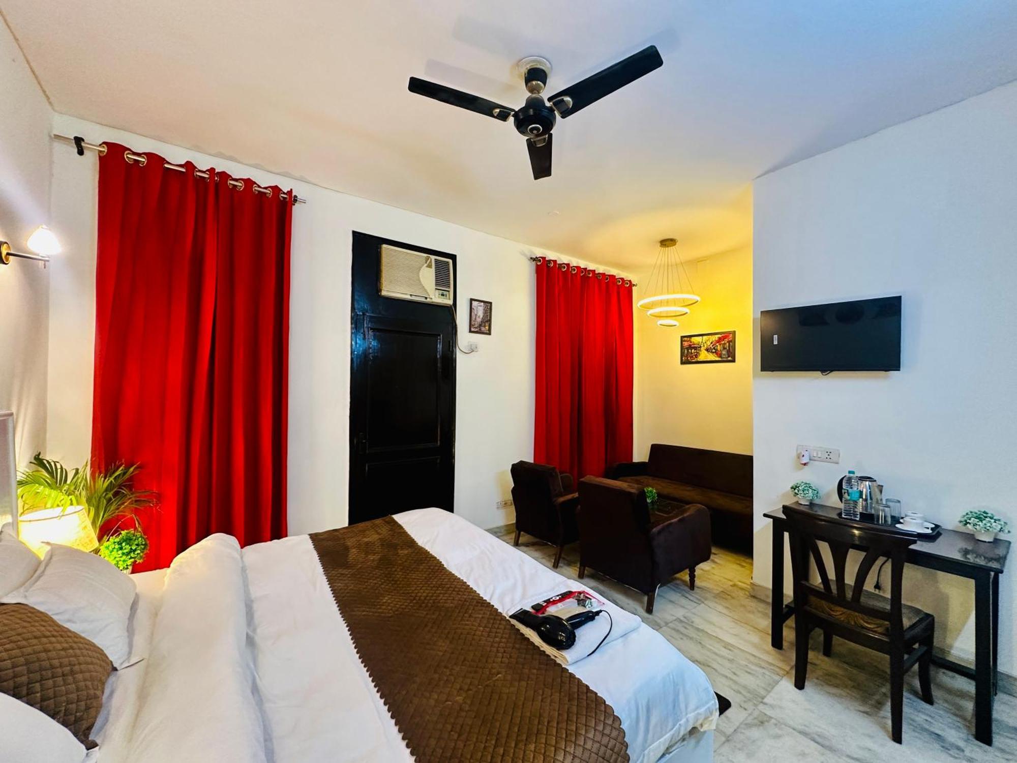 Hotel The White Scent-Near Noida Sector 18 Metro Esterno foto