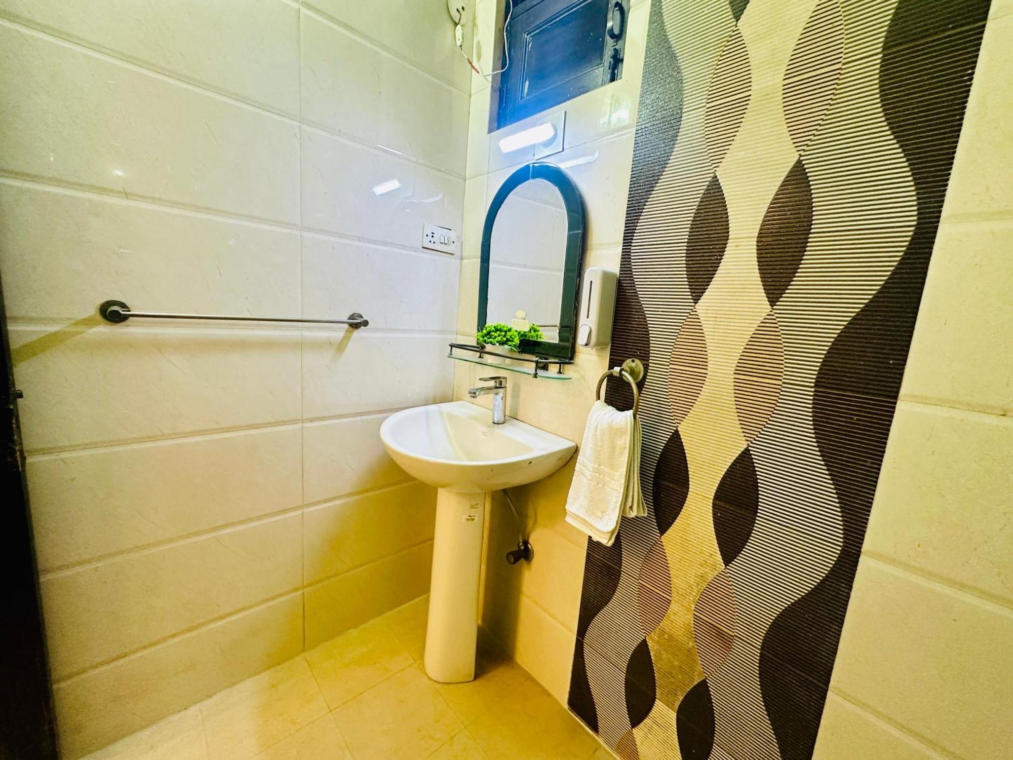 Hotel The White Scent-Near Noida Sector 18 Metro Esterno foto