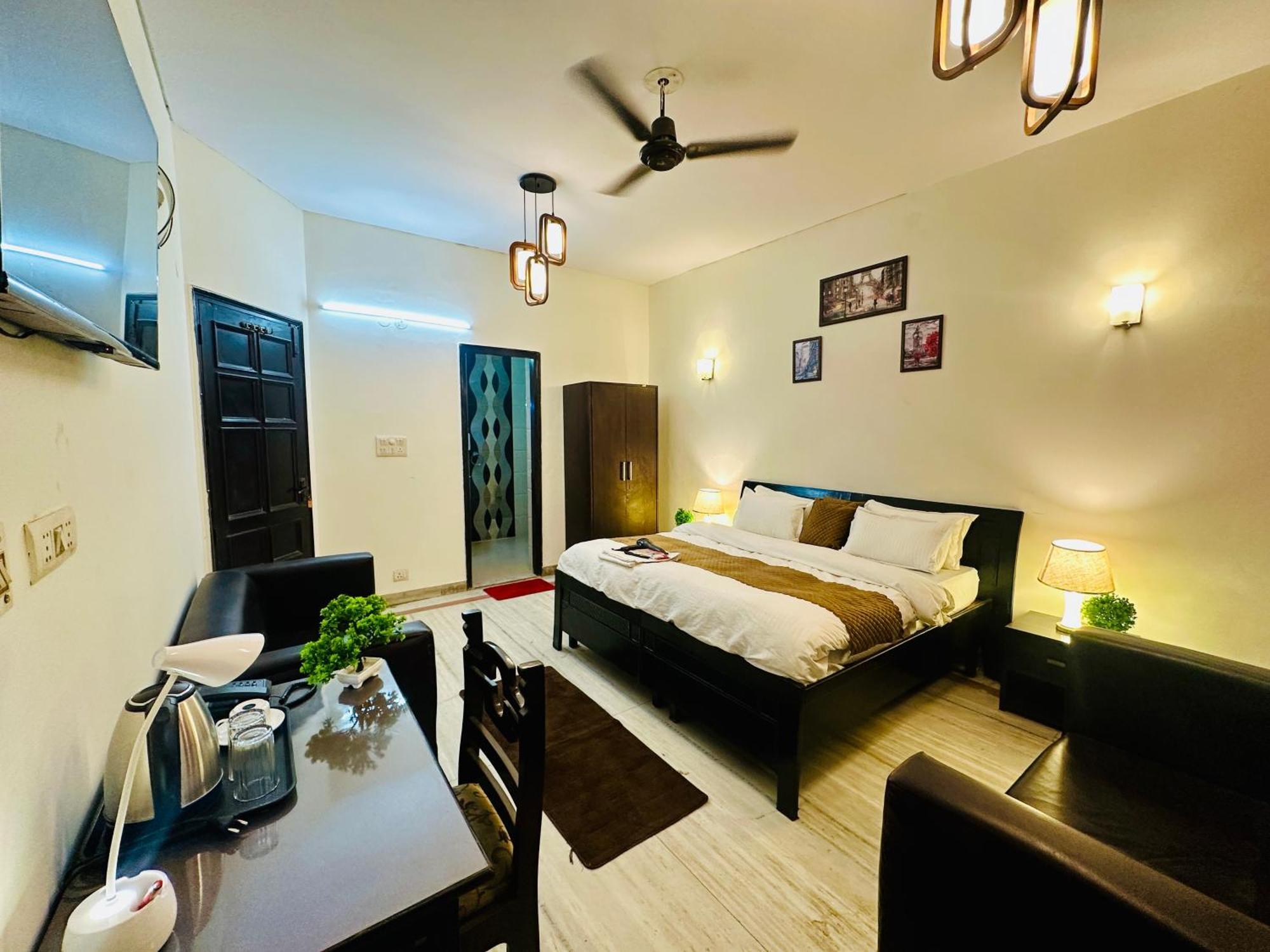 Hotel The White Scent-Near Noida Sector 18 Metro Esterno foto