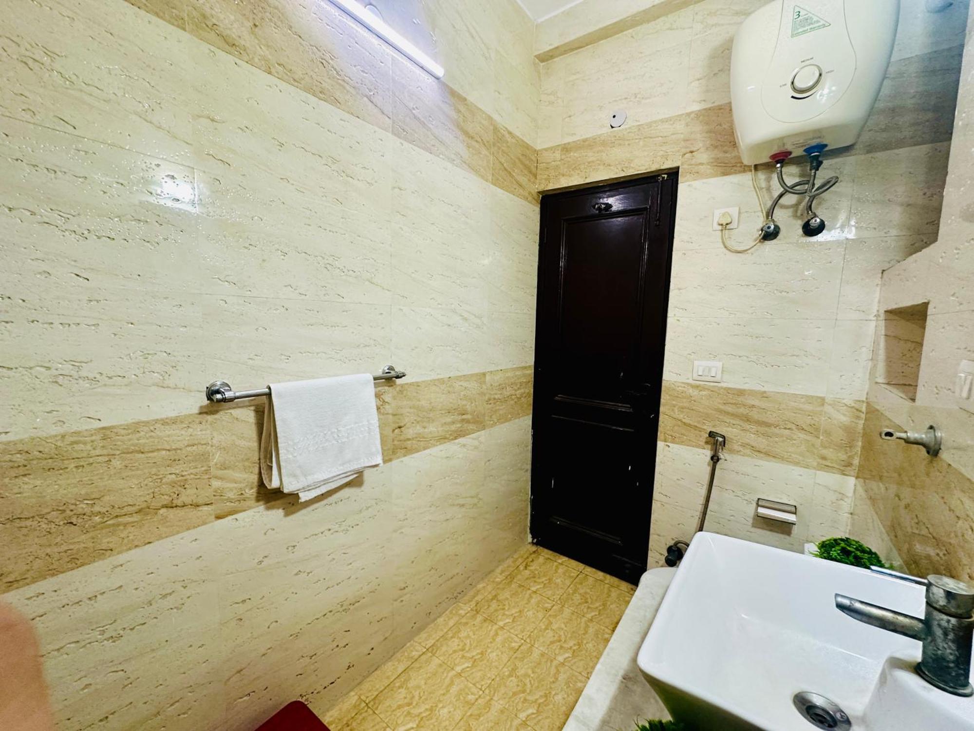 Hotel The White Scent-Near Noida Sector 18 Metro Esterno foto