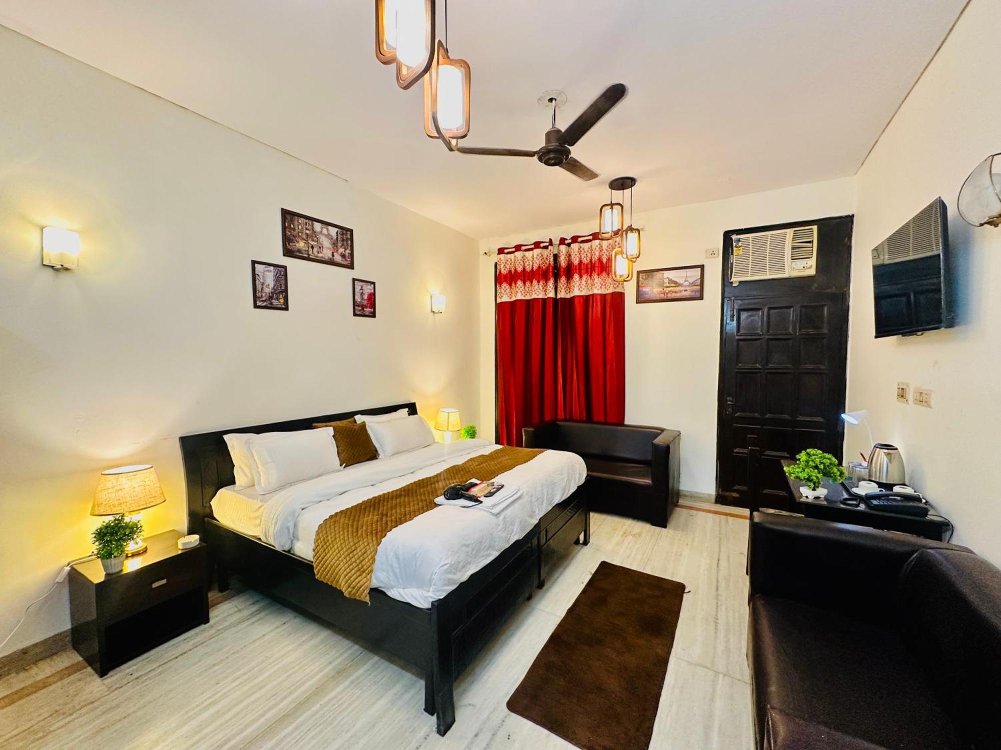Hotel The White Scent-Near Noida Sector 18 Metro Esterno foto