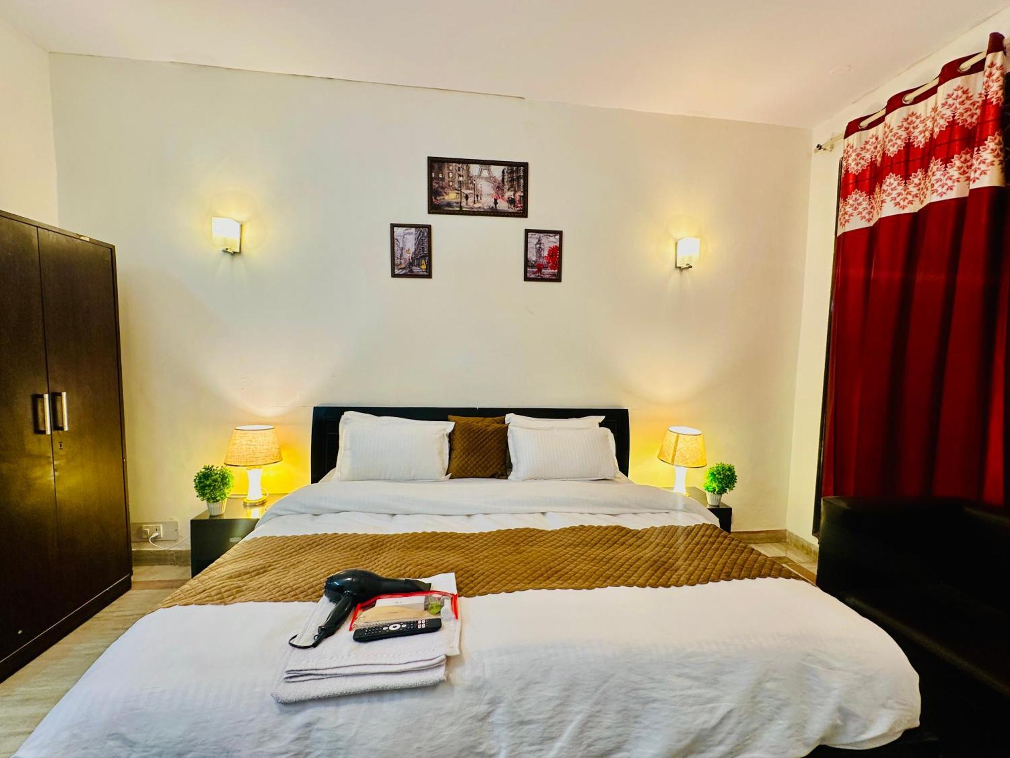 Hotel The White Scent-Near Noida Sector 18 Metro Esterno foto