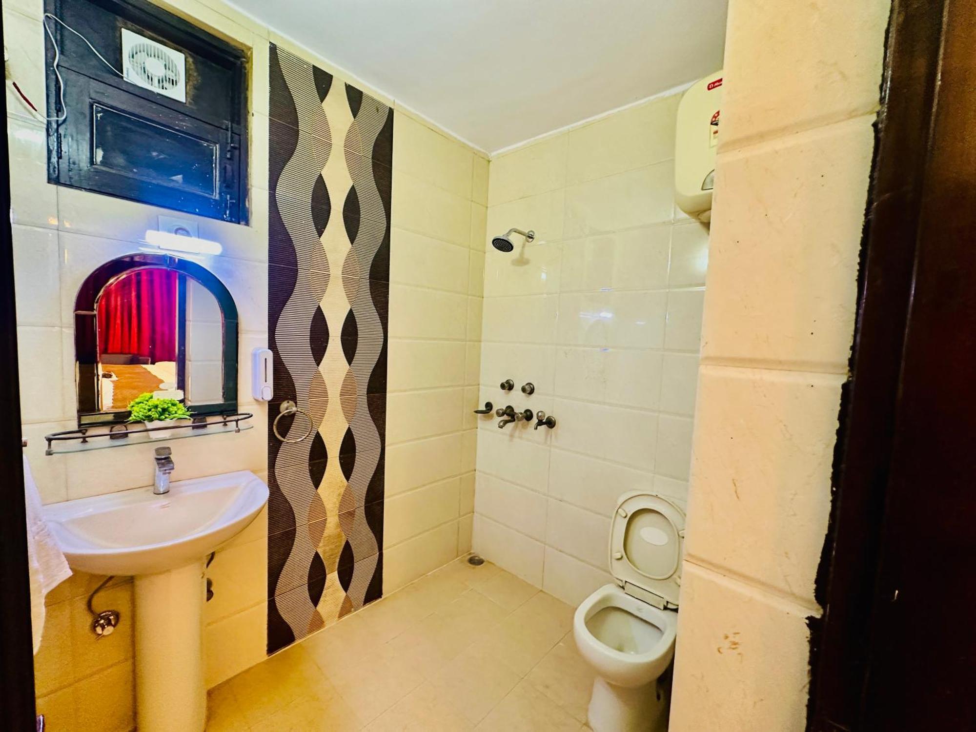 Hotel The White Scent-Near Noida Sector 18 Metro Esterno foto