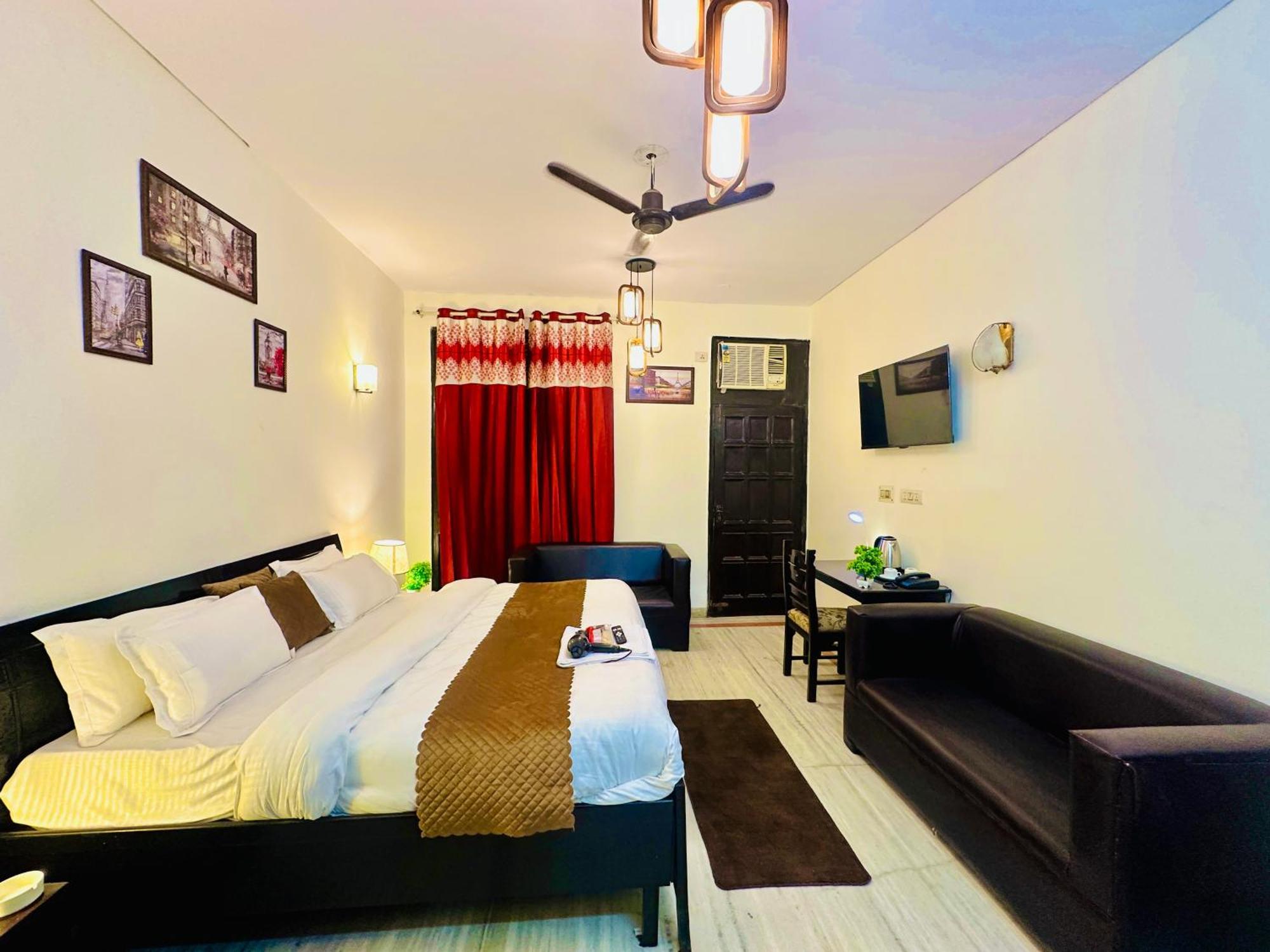 Hotel The White Scent-Near Noida Sector 18 Metro Esterno foto