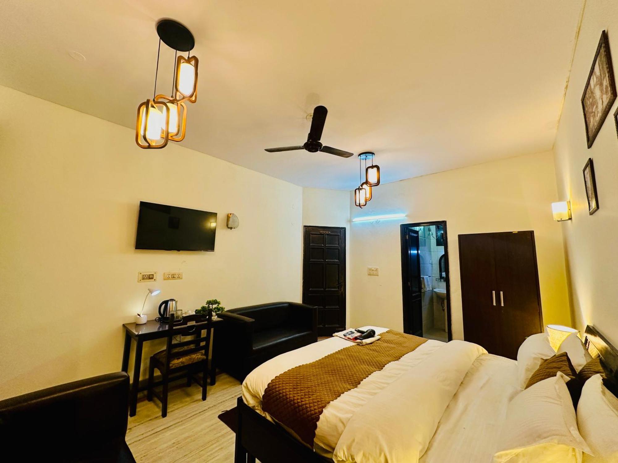 Hotel The White Scent-Near Noida Sector 18 Metro Esterno foto