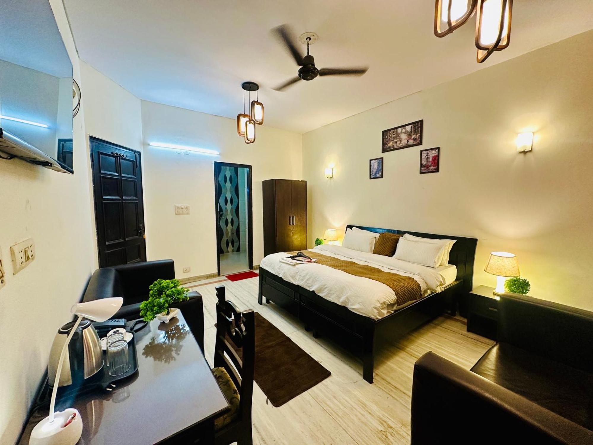 Hotel The White Scent-Near Noida Sector 18 Metro Esterno foto