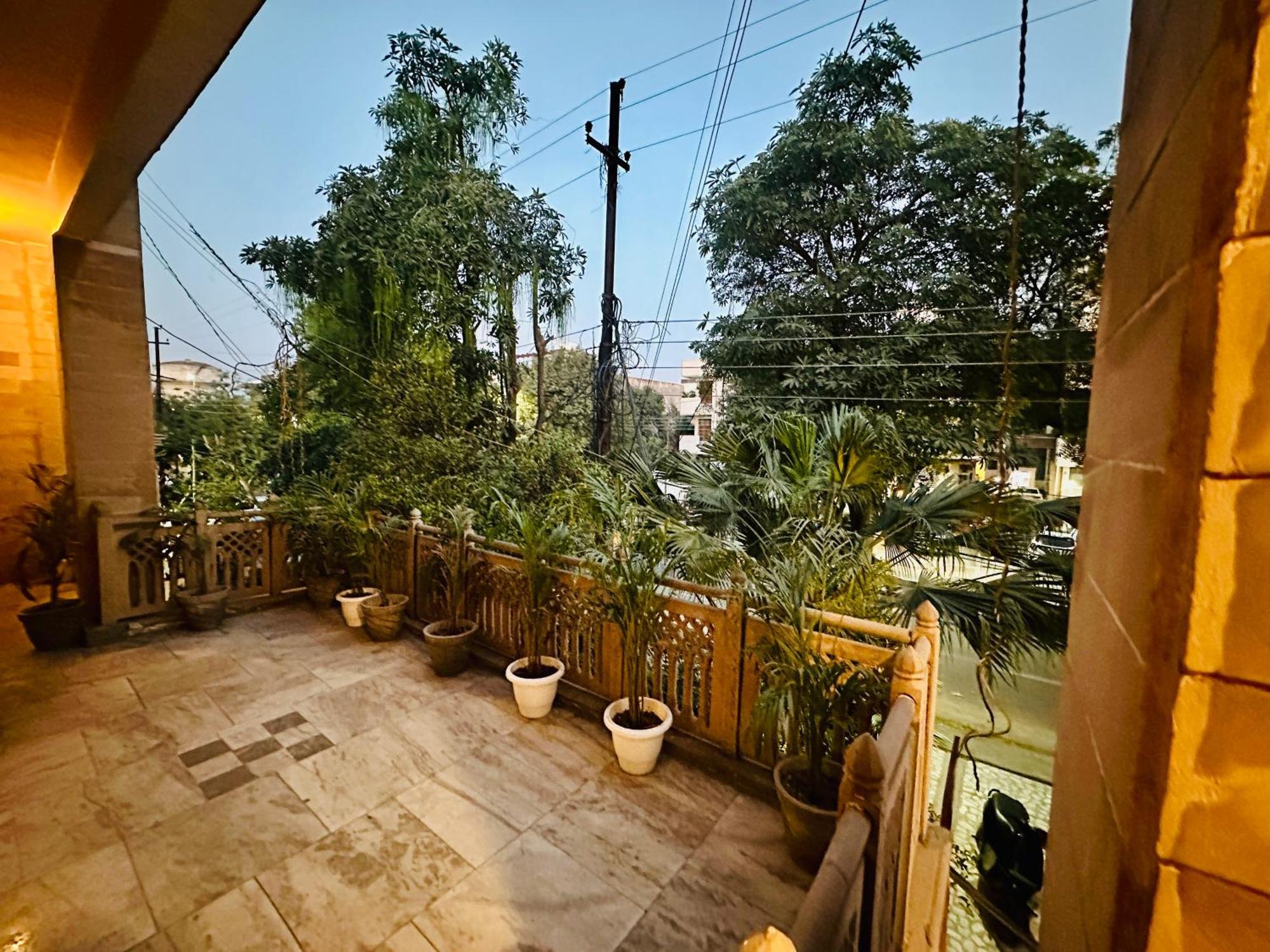 Hotel The White Scent-Near Noida Sector 18 Metro Esterno foto
