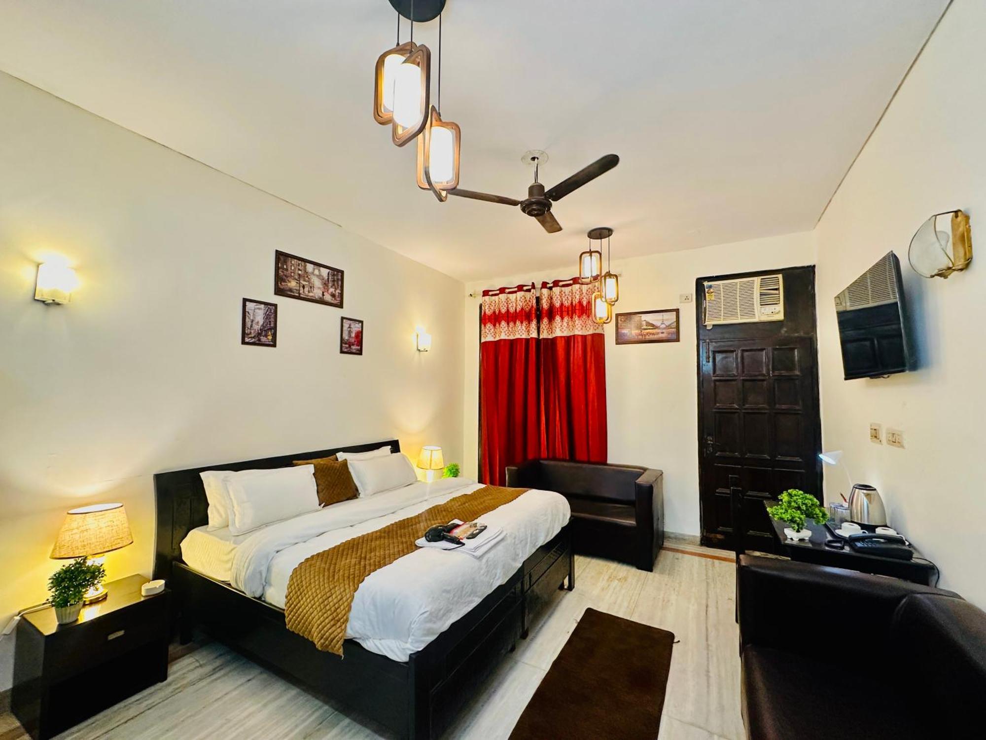 Hotel The White Scent-Near Noida Sector 18 Metro Esterno foto