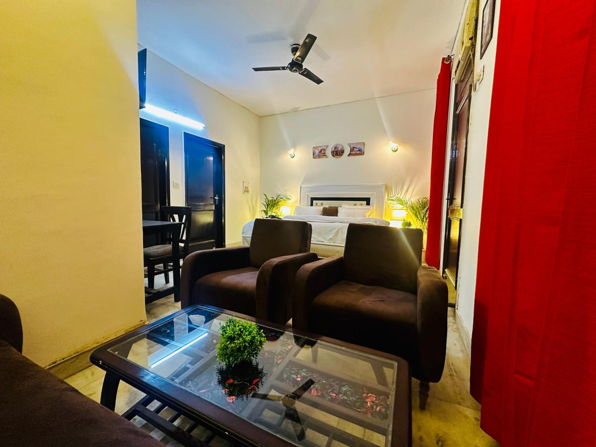 Hotel The White Scent-Near Noida Sector 18 Metro Esterno foto