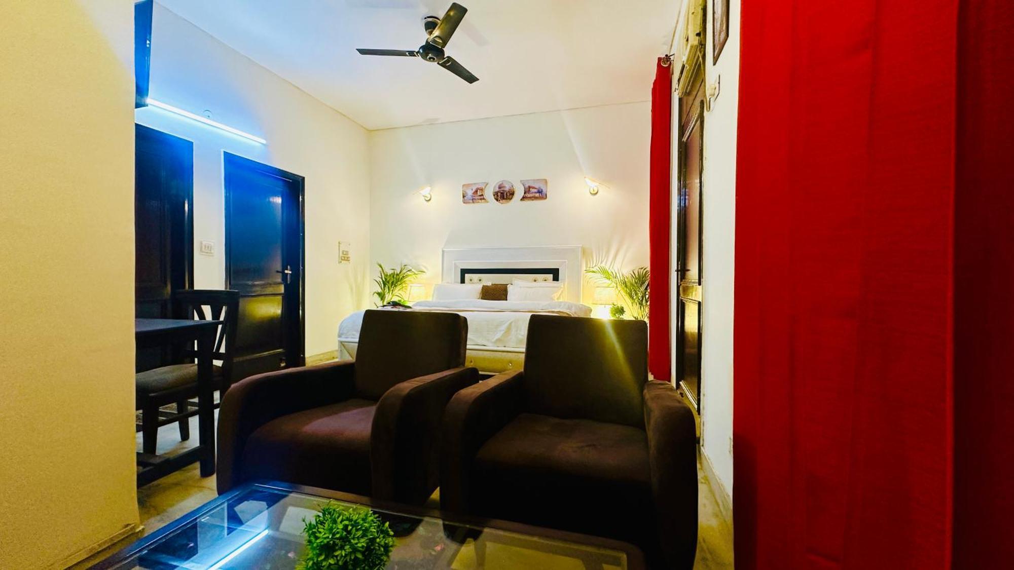 Hotel The White Scent-Near Noida Sector 18 Metro Esterno foto