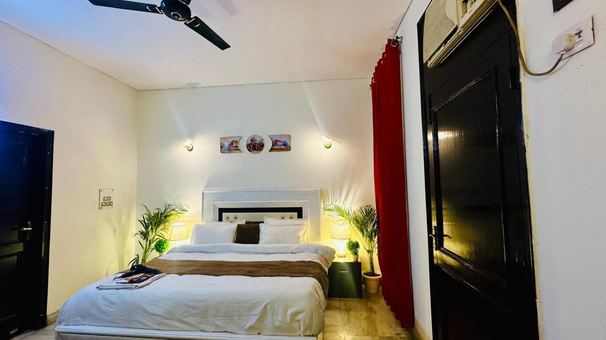 Hotel The White Scent-Near Noida Sector 18 Metro Esterno foto