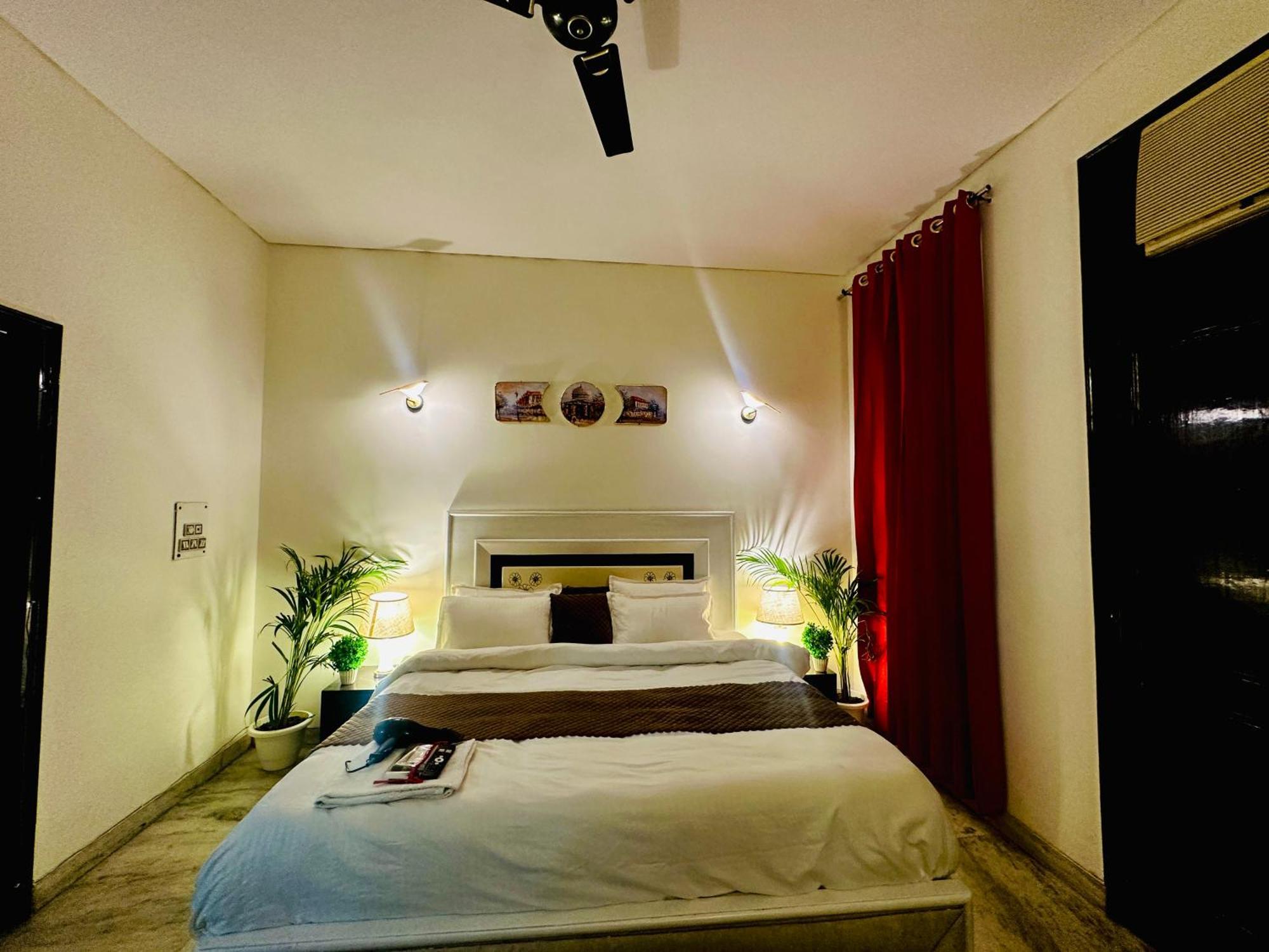 Hotel The White Scent-Near Noida Sector 18 Metro Esterno foto