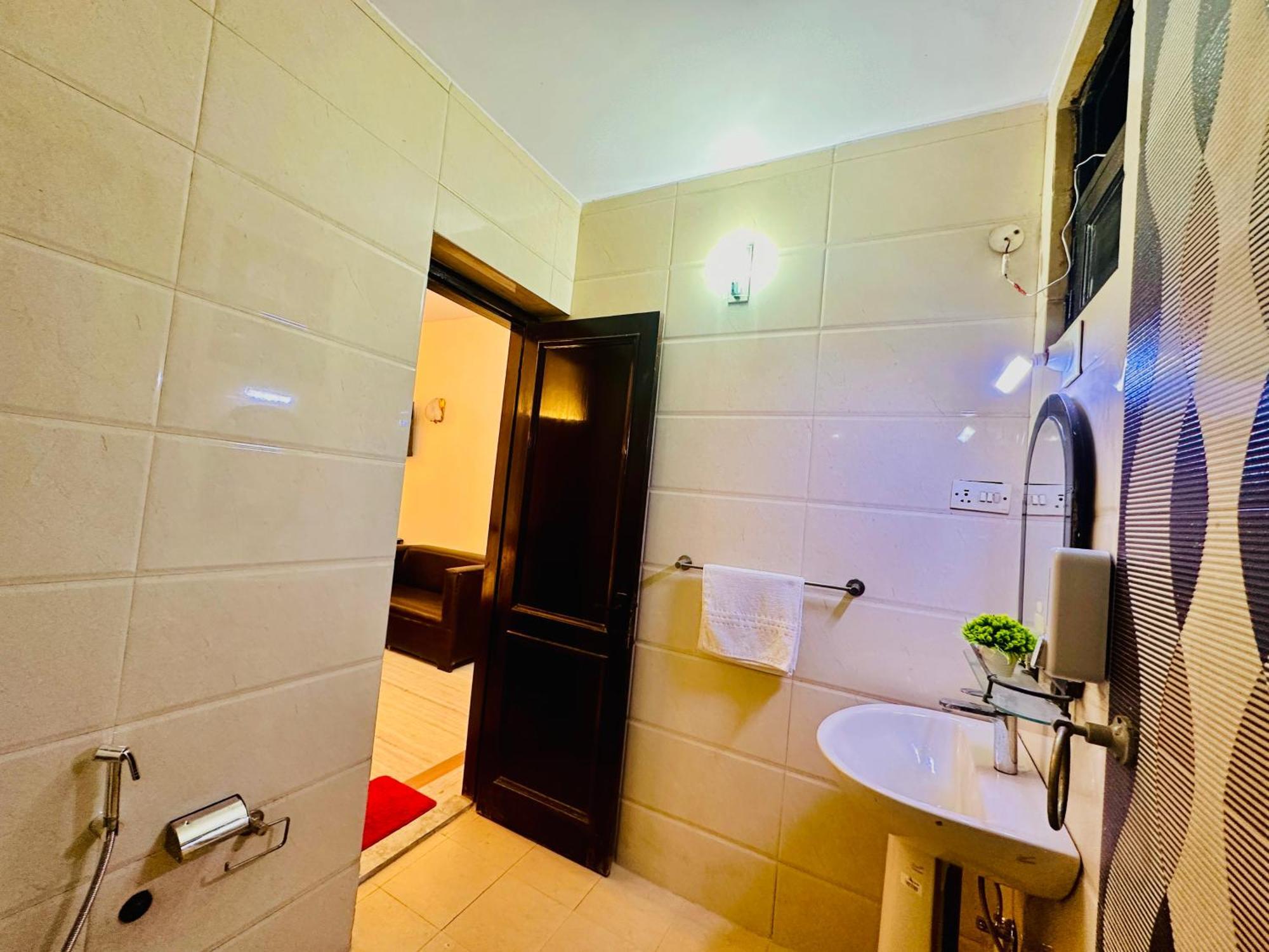 Hotel The White Scent-Near Noida Sector 18 Metro Esterno foto