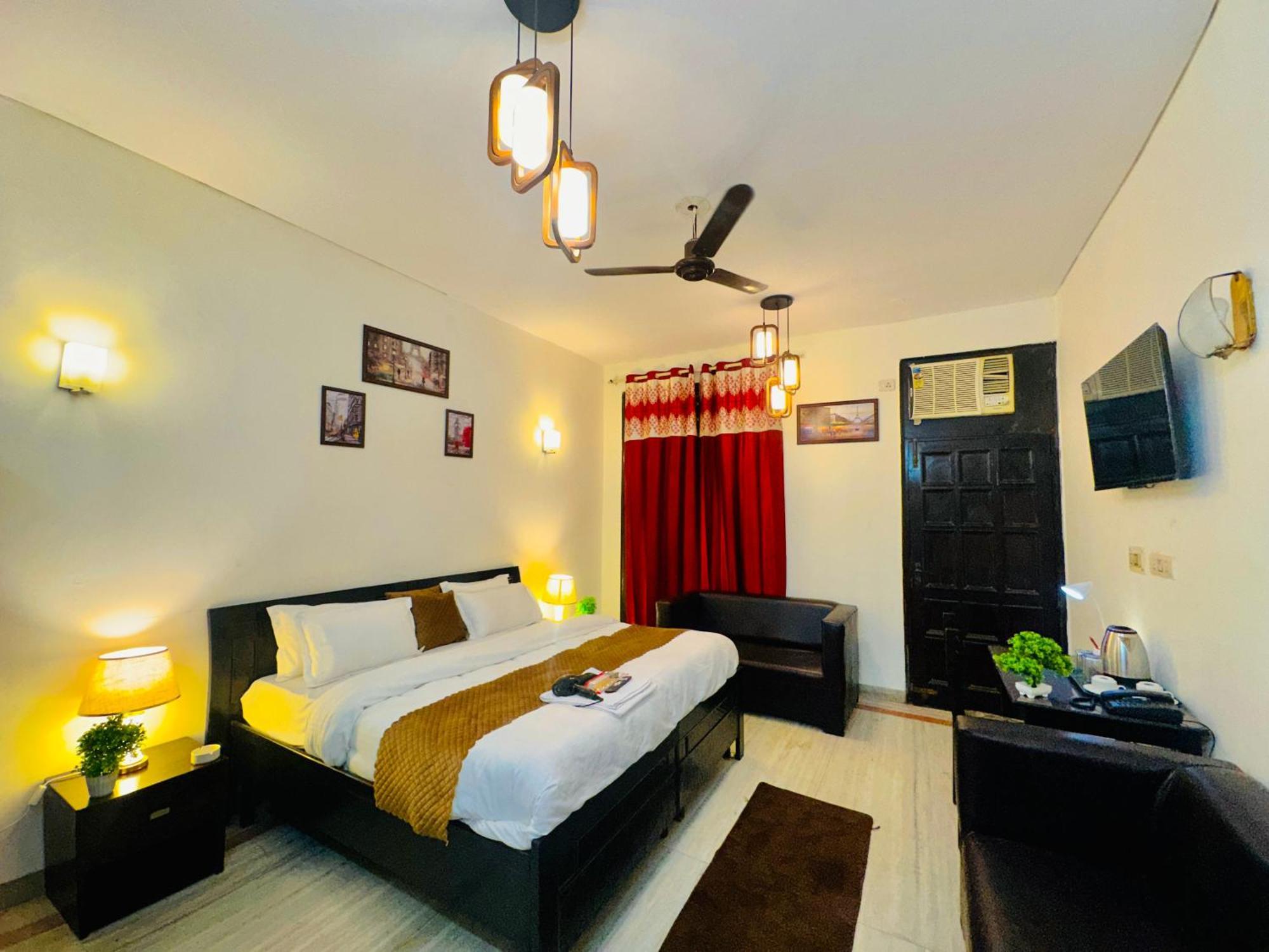 Hotel The White Scent-Near Noida Sector 18 Metro Esterno foto