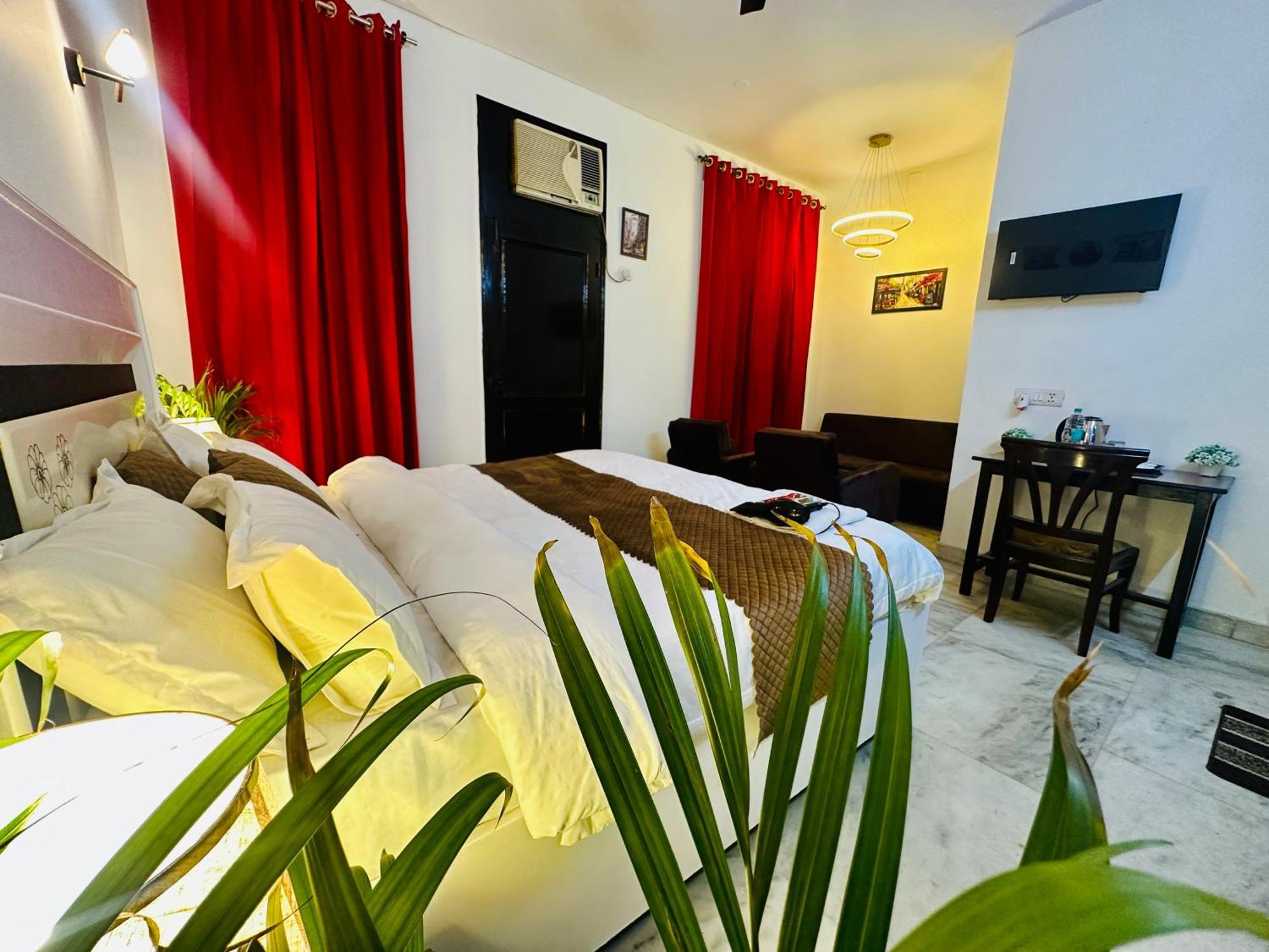 Hotel The White Scent-Near Noida Sector 18 Metro Esterno foto