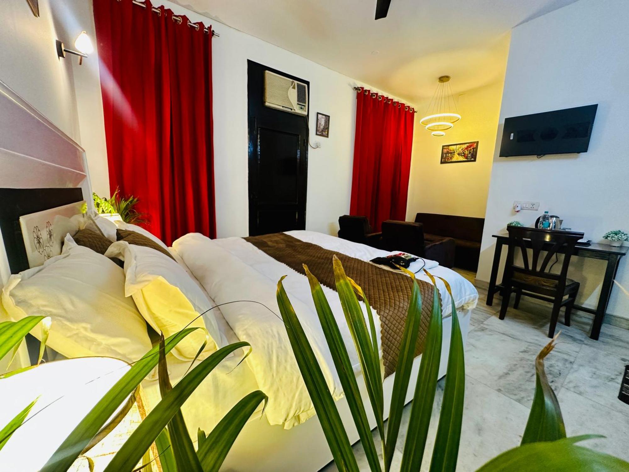 Hotel The White Scent-Near Noida Sector 18 Metro Esterno foto