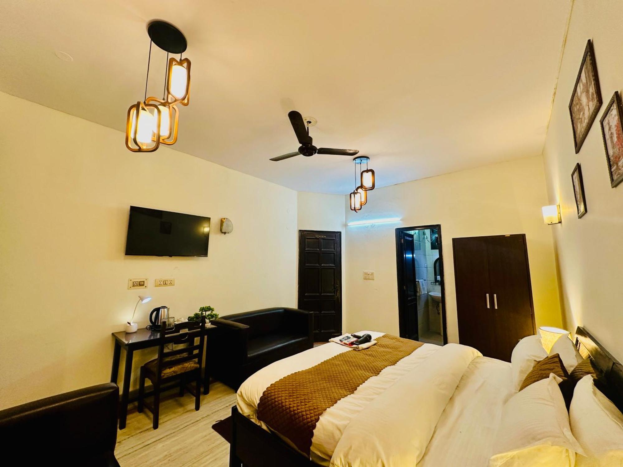 Hotel The White Scent-Near Noida Sector 18 Metro Esterno foto