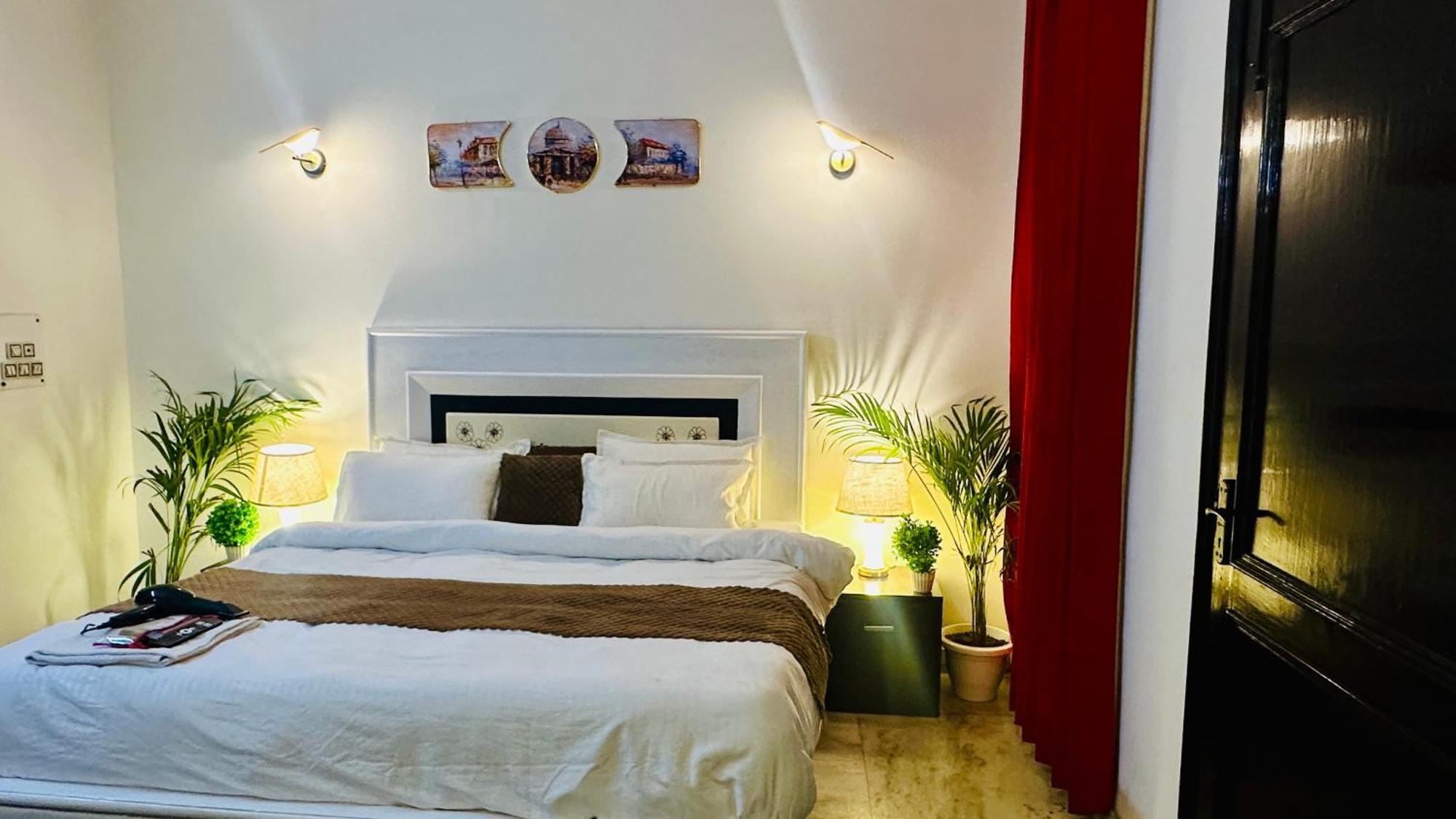 Hotel The White Scent-Near Noida Sector 18 Metro Esterno foto