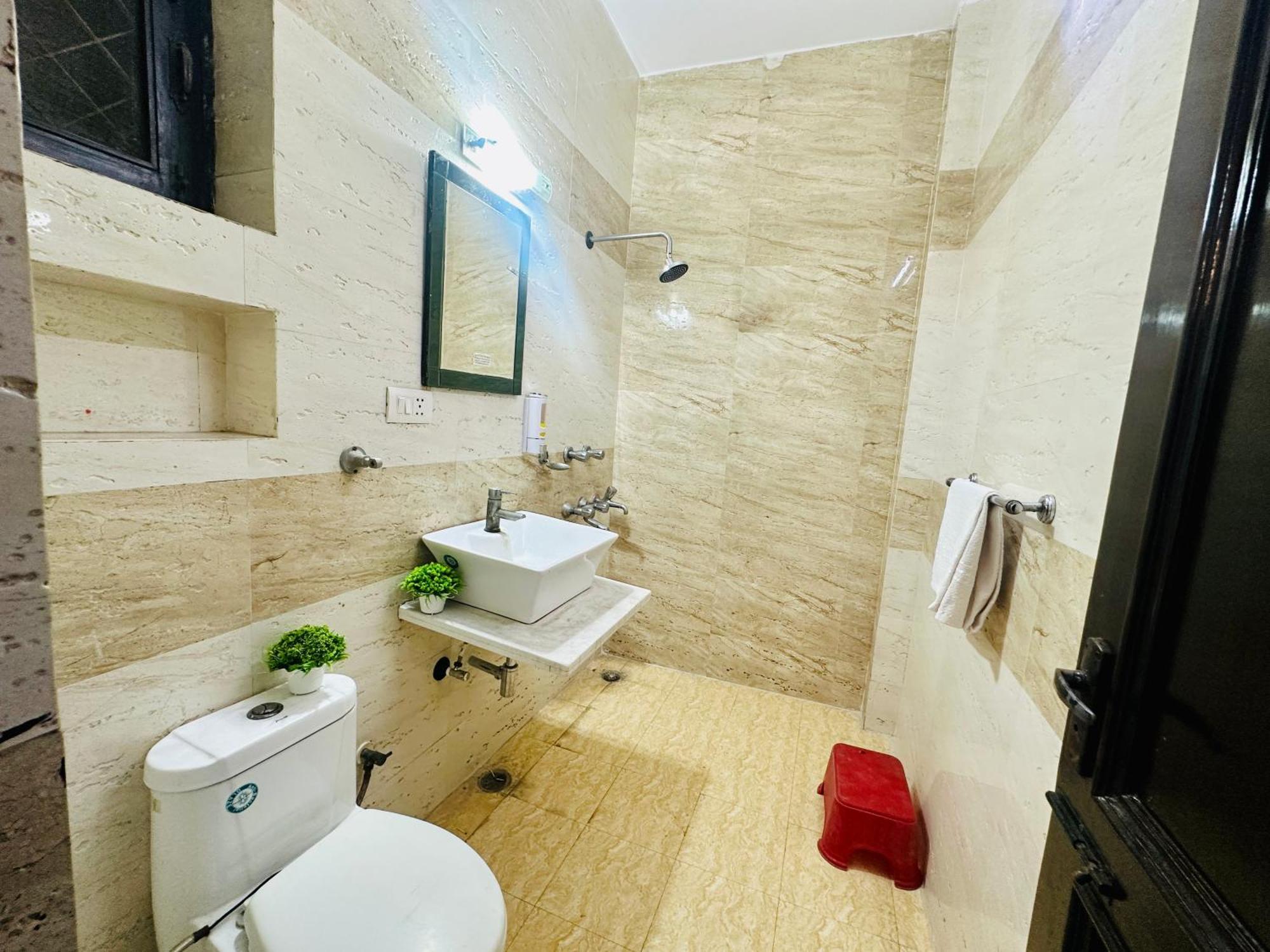 Hotel The White Scent-Near Noida Sector 18 Metro Esterno foto